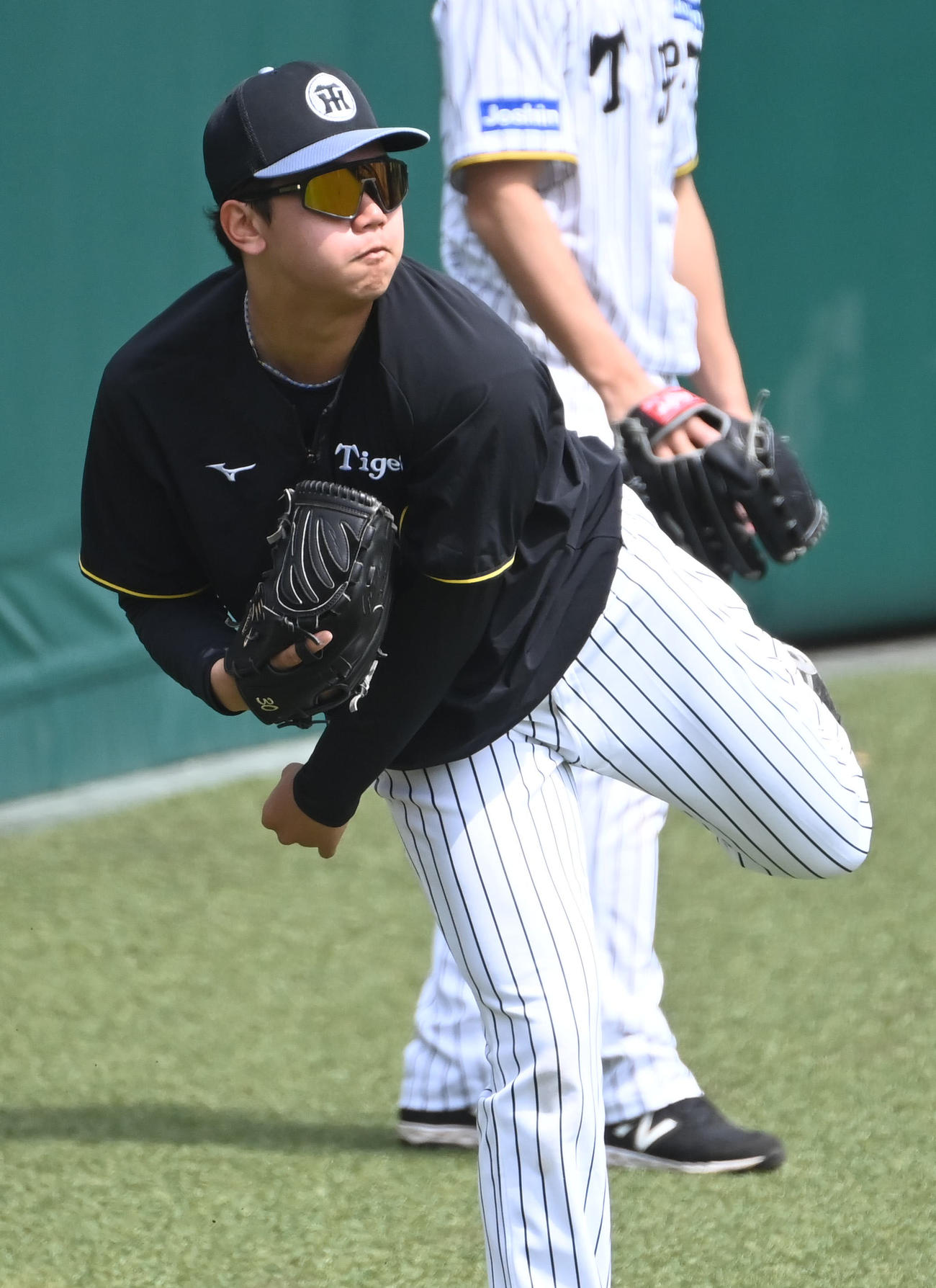 キャッチボールをする阪神門別啓人（撮影・石井愛子）＝2025年4月16日、ゼロカーボンベースボールパーク