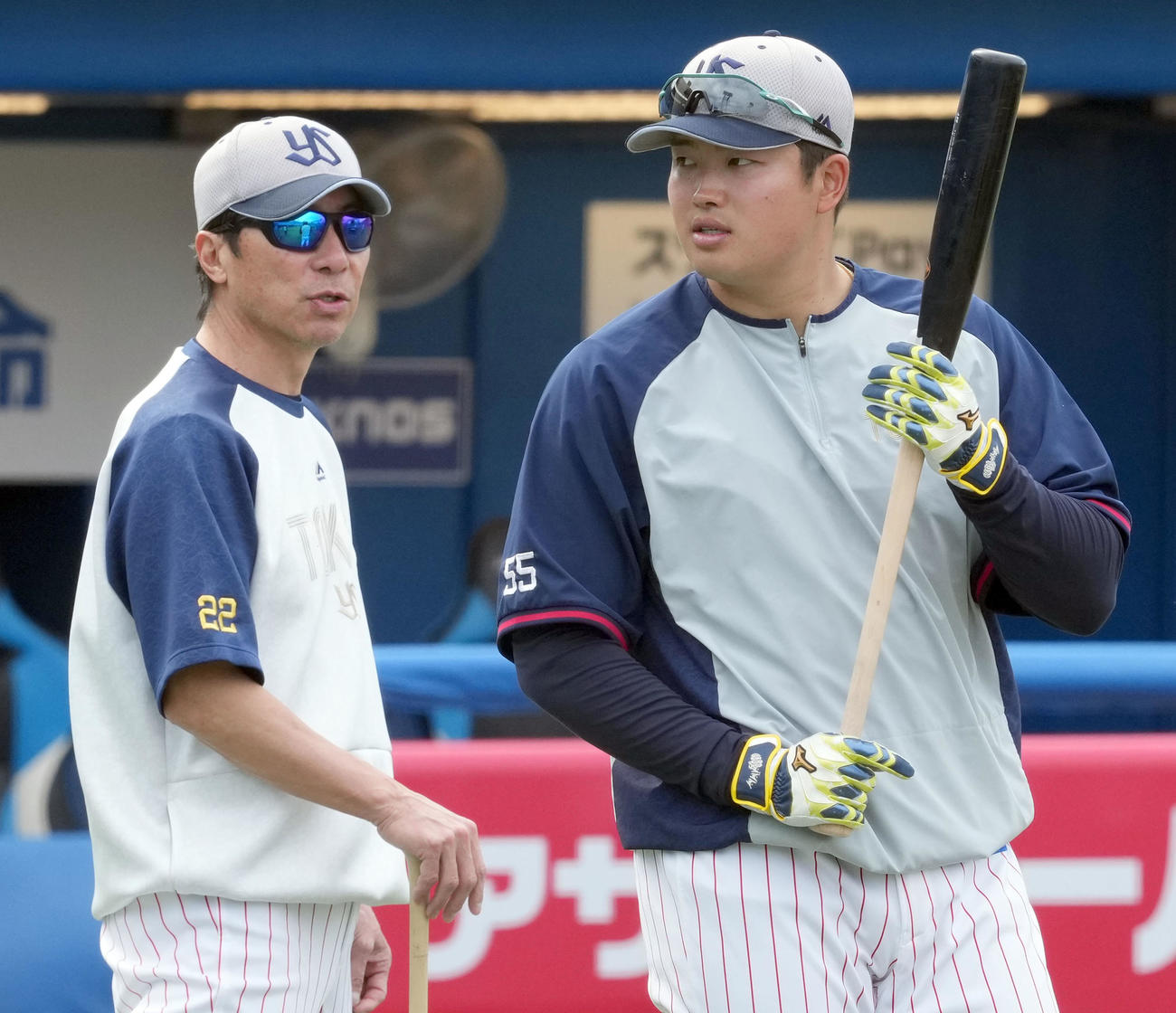 ヤクルト対阪神　1軍に合流し高津監督（左）と話をするヤクルト村上（撮影・たえ見朱実）