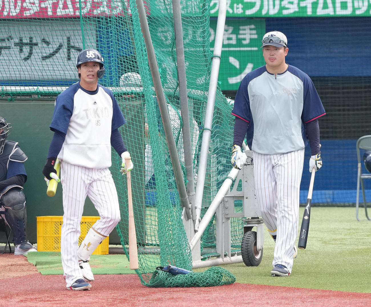 試合前の打撃練習に臨むヤクルトの山田（左）と村上（撮影・足立雅史）