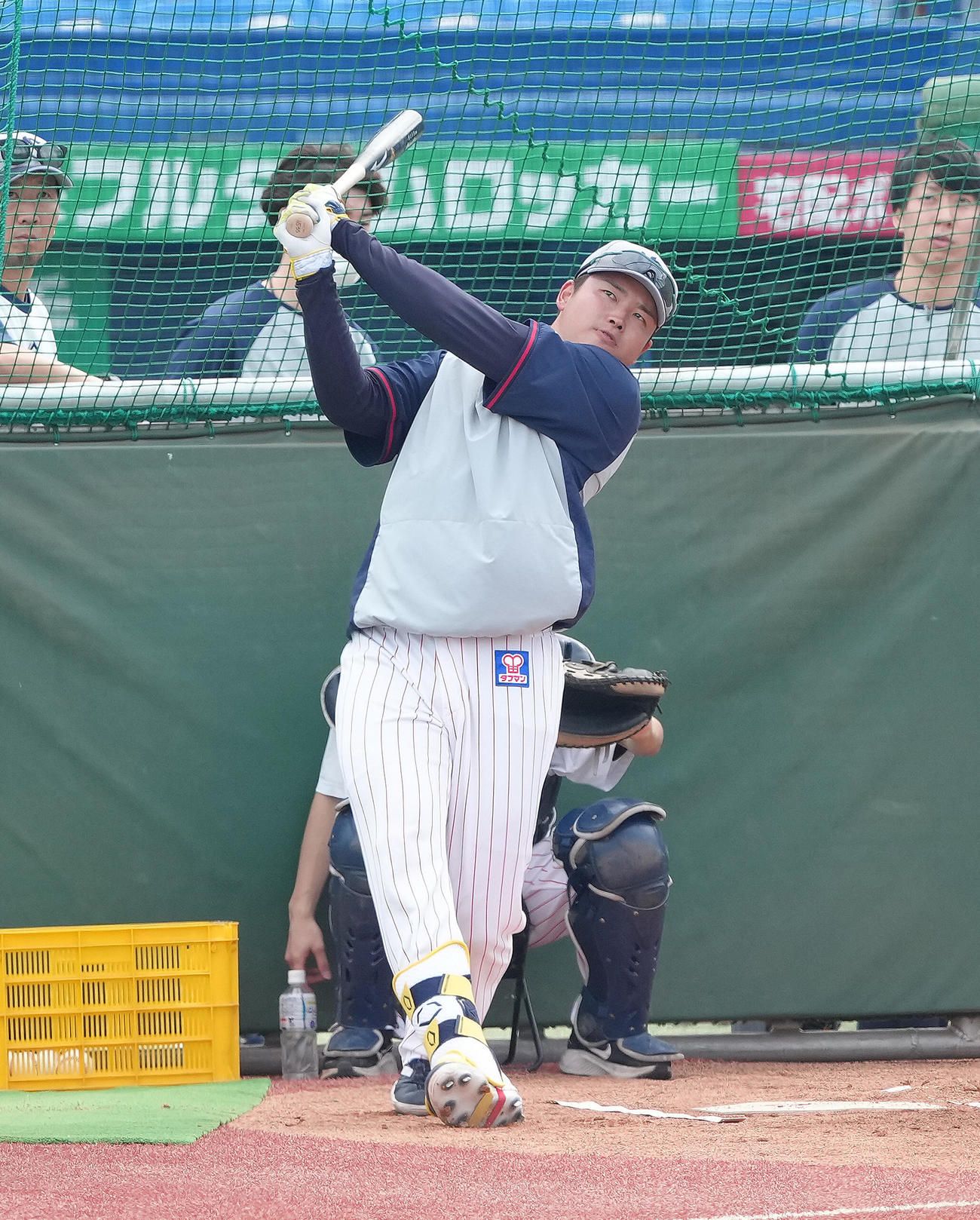 試合前の打撃練習で柵越えの当たりを放つヤクルト村上（撮影・足立雅史）