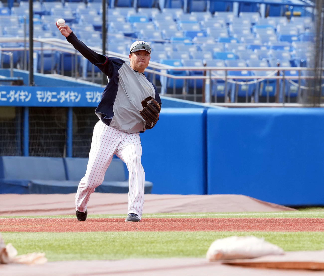 ヤクルト対阪神　守備練習をするヤクルト村上（撮影・たえ見朱実）