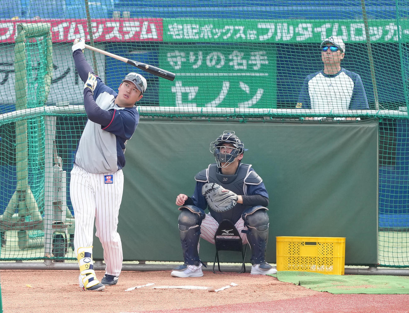試合前、ヤクルト高津監督（右）が見つめる中、打撃練習で柵越えの当たりを放つ村上（撮影・足立雅史）