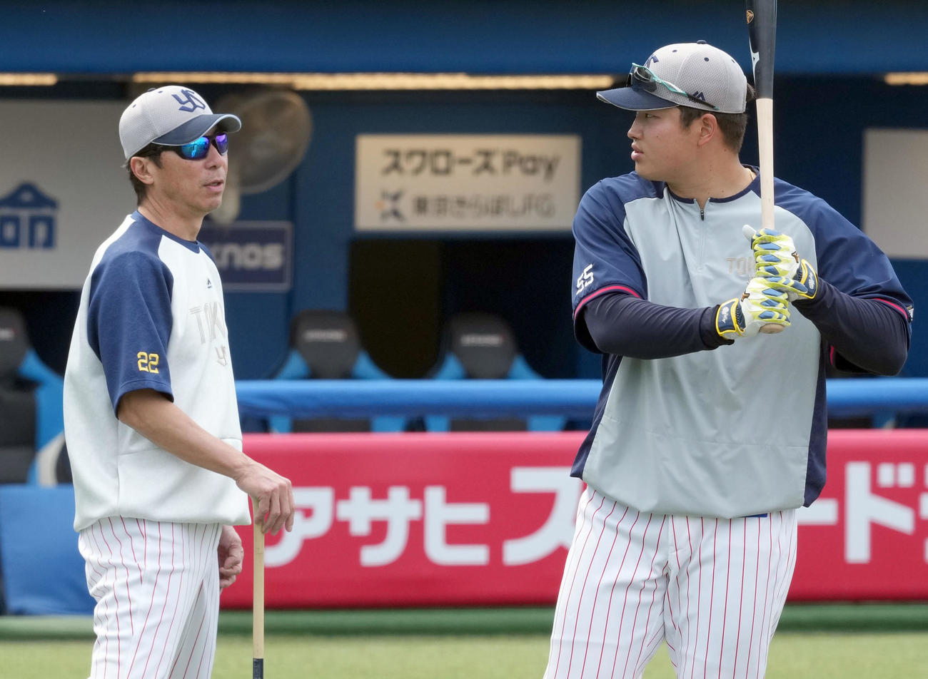 ヤクルト対阪神　1軍に合流し高津監督（左）と話をするヤクルト村上（撮影・たえ見朱実）