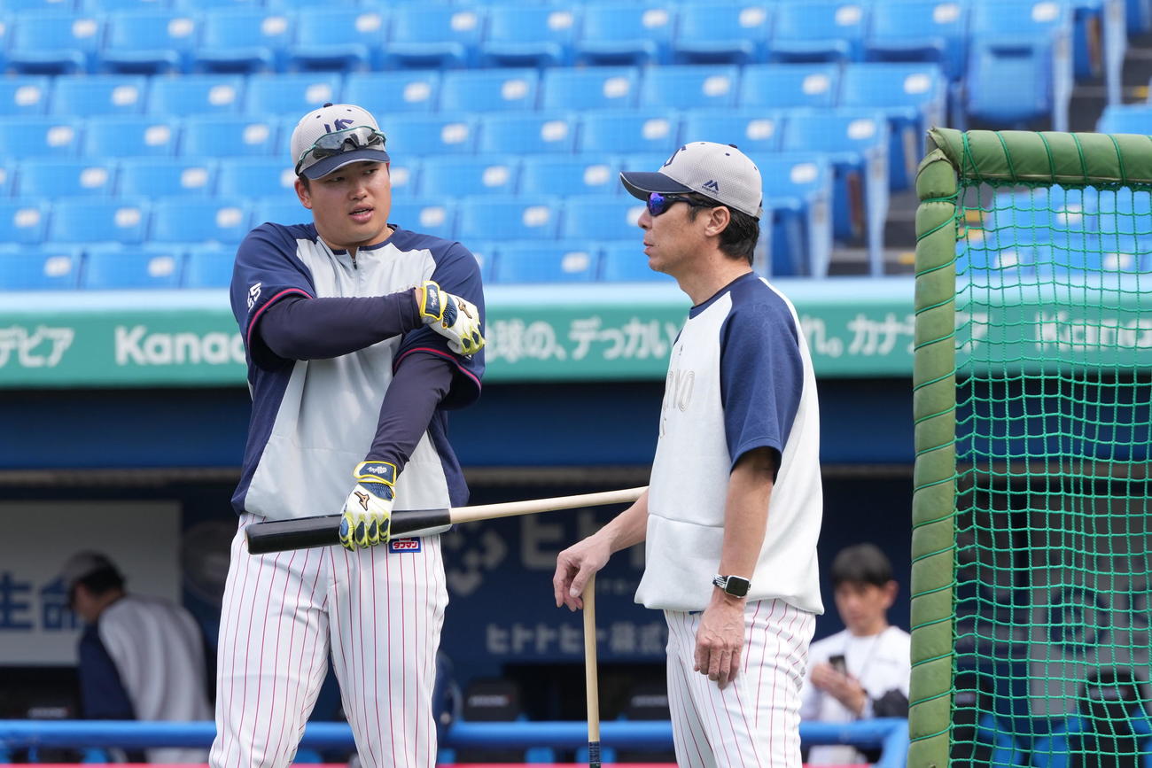 試合前の練習で高津監督（右）と談笑するヤクルト村上（撮影・小沢裕）