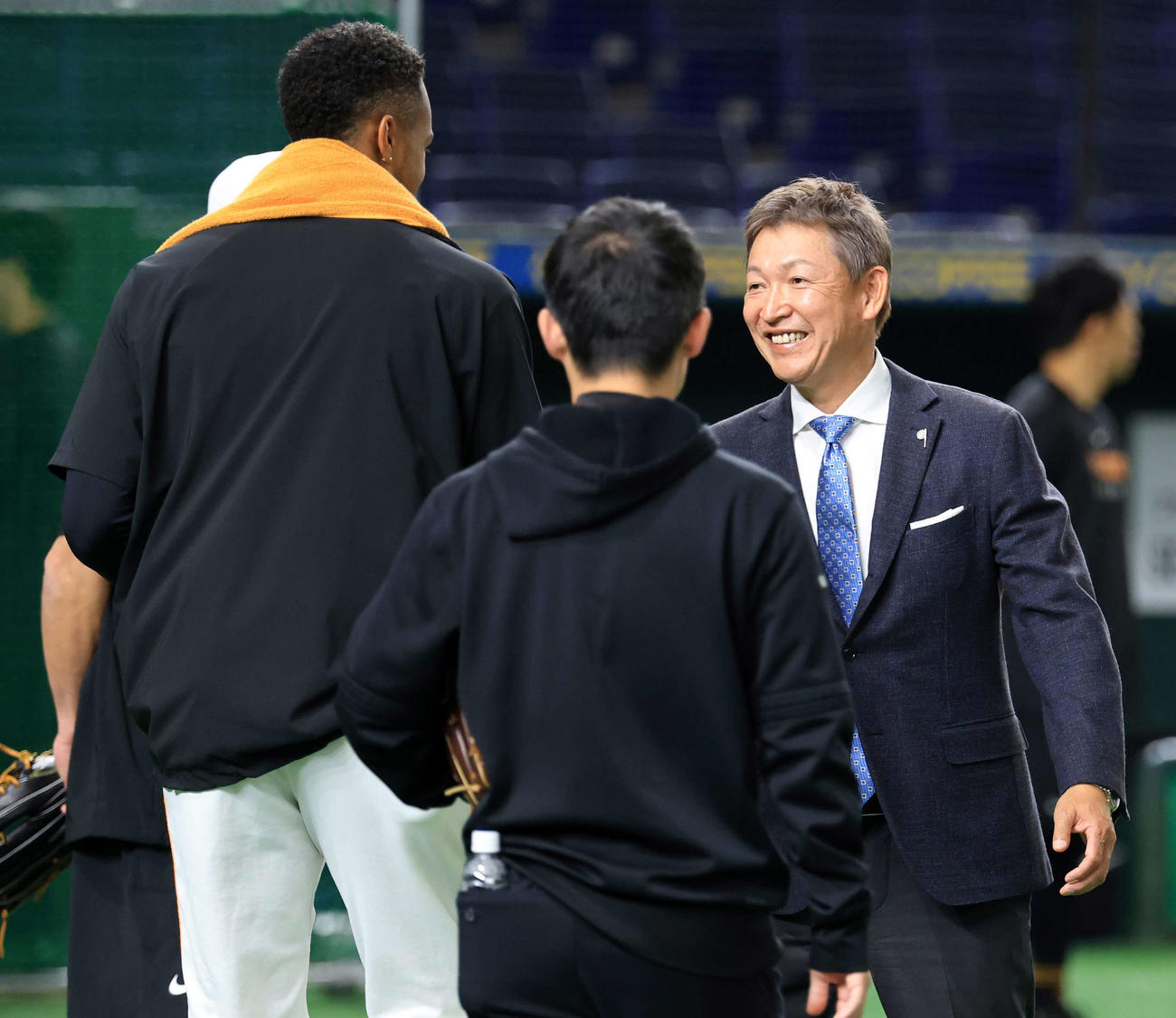 巨人対DeNA　試合前、立浪和義氏（右）は笑顔で巨人マルティネスと握手（撮影・浅見桂子）