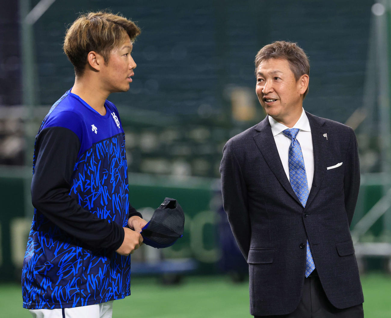 巨人対DeNA　試合前、立浪和義氏（右）はDeNA京田と談笑する（撮影・浅見桂子）