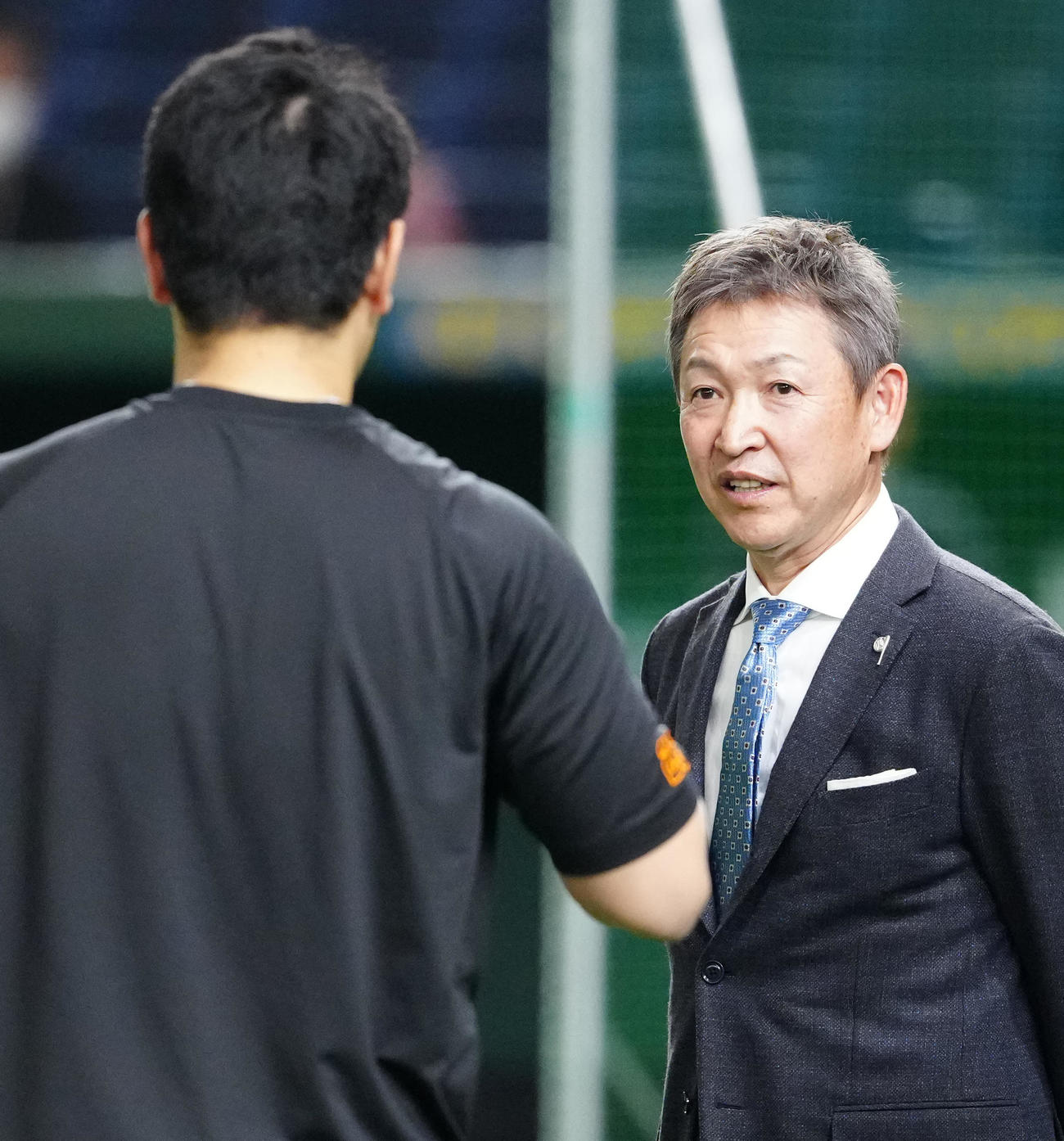 巨人対DeNA　試合前練習中、巨人岡本（左）と言葉を交わす立浪氏（撮影・江口和貴）