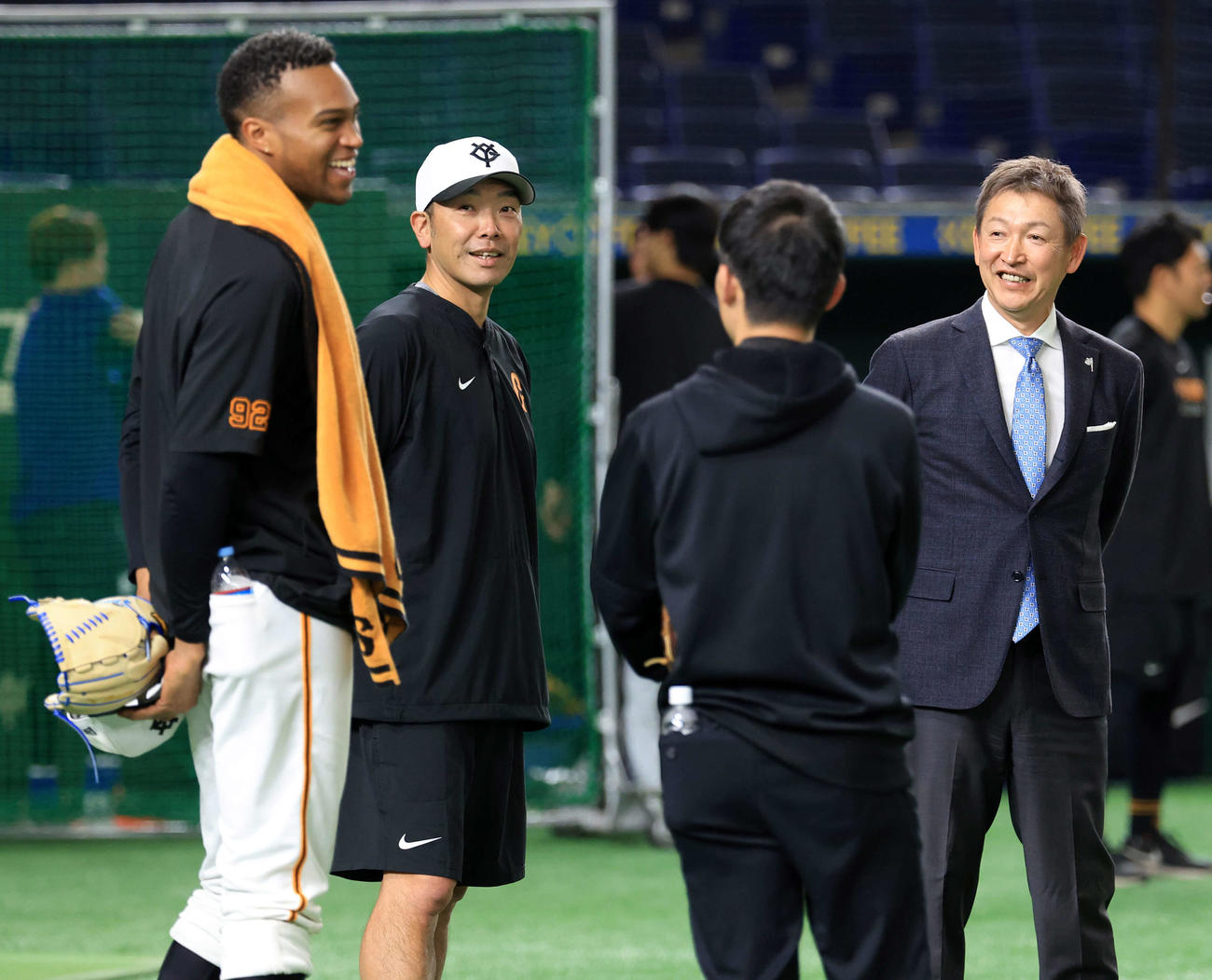 巨人対DeNA　試合前、立浪和義氏（右）は巨人マルティネス（左）、阿部監督と談笑する（撮影・浅見桂子）