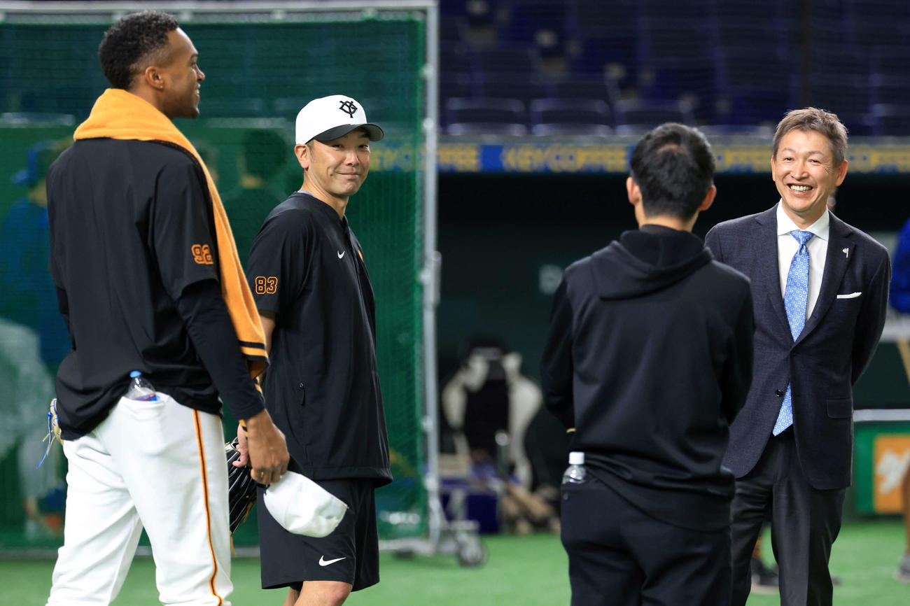巨人対DeNA　試合前、立浪和義氏（右）は巨人マルティネス（左）、阿部監督と談笑する（撮影・浅見桂子）