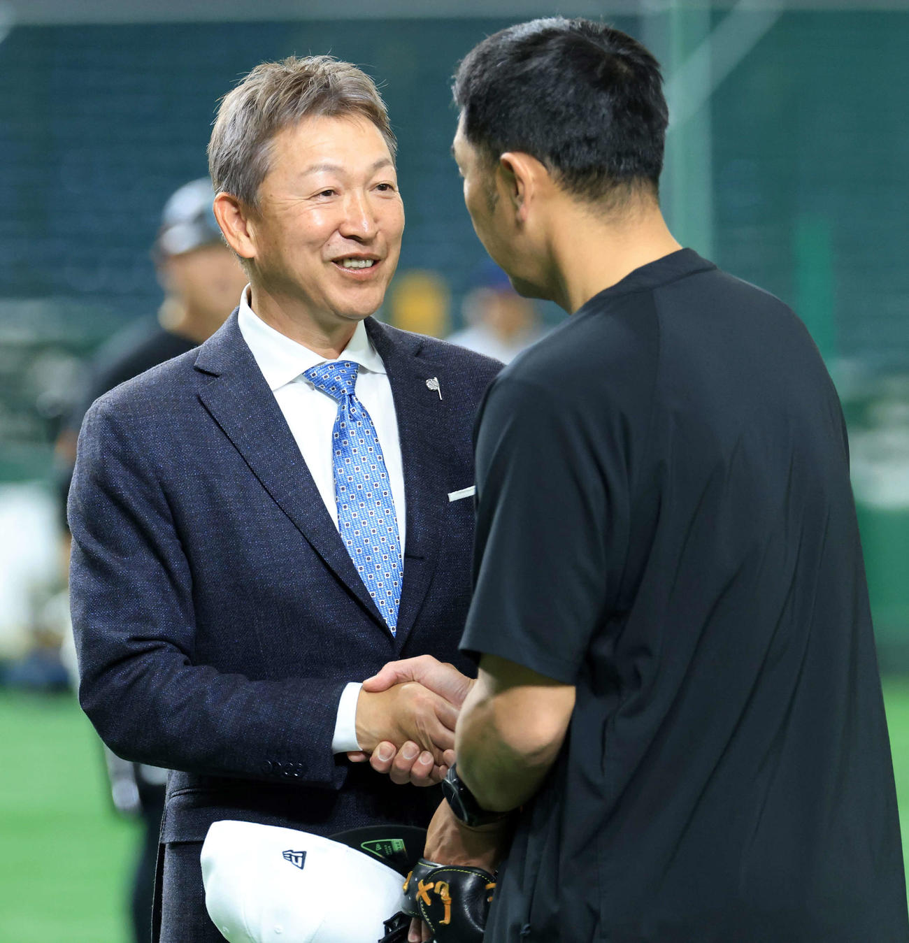 巨人対DeNA　試合前、立浪和義氏（左）は笑顔で巨人阿部監督と握手（撮影・浅見桂子）