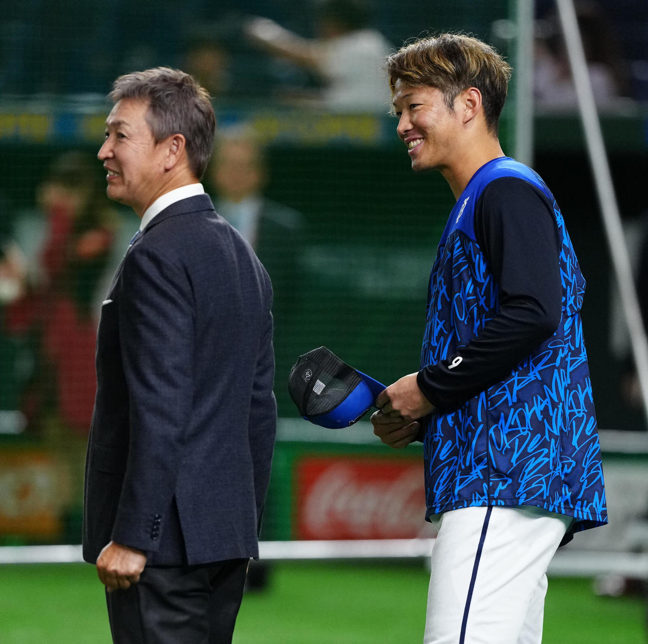 巨人対DeNA　試合前練習中、立浪氏（左）にあいさつするDeNA京田（撮影・江口和貴）