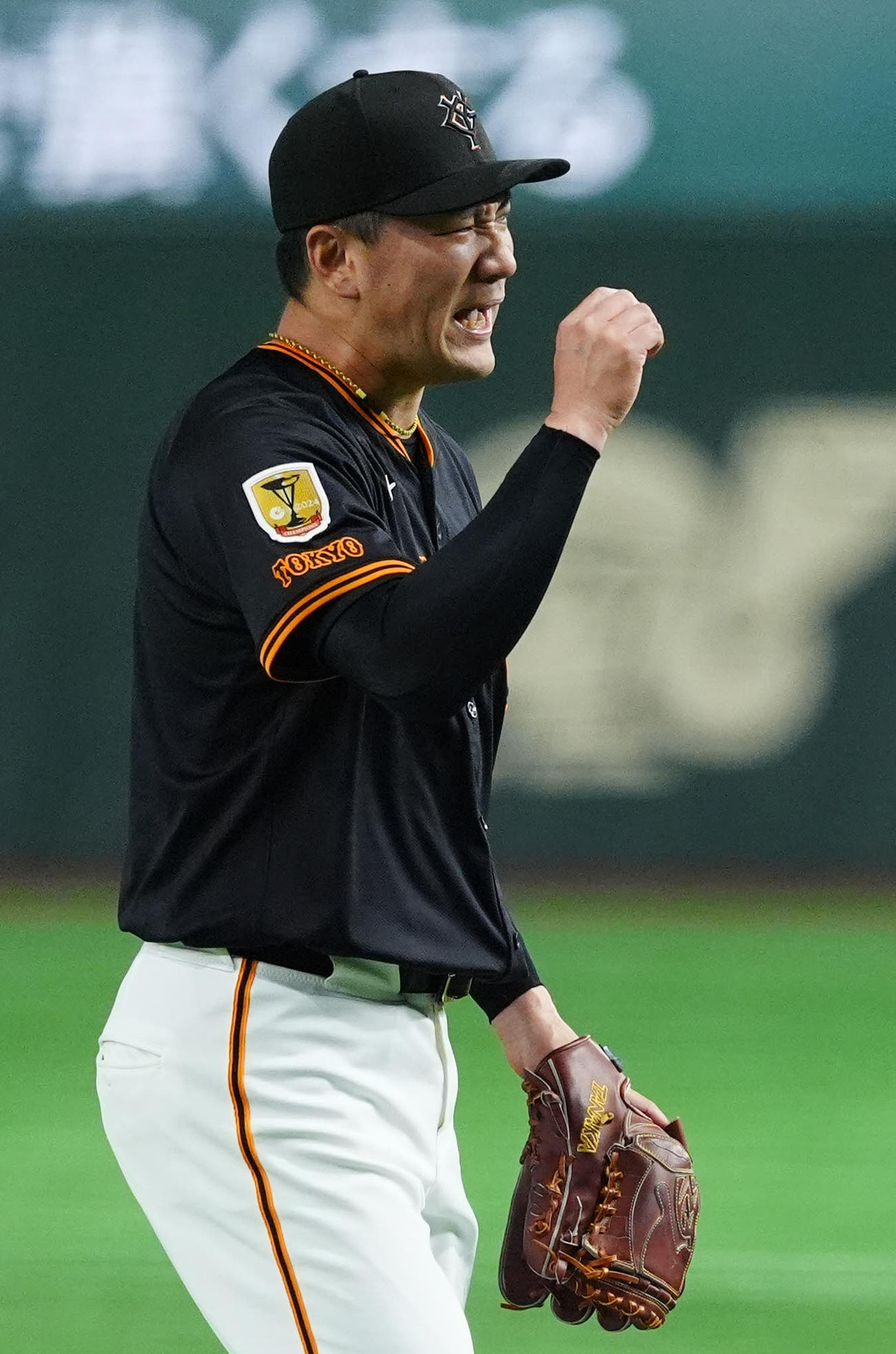 巨人対DeNA 1回表終了後、厳しい表情でベンチに引き揚げる巨人先発の田中将（撮影・江口和貴）