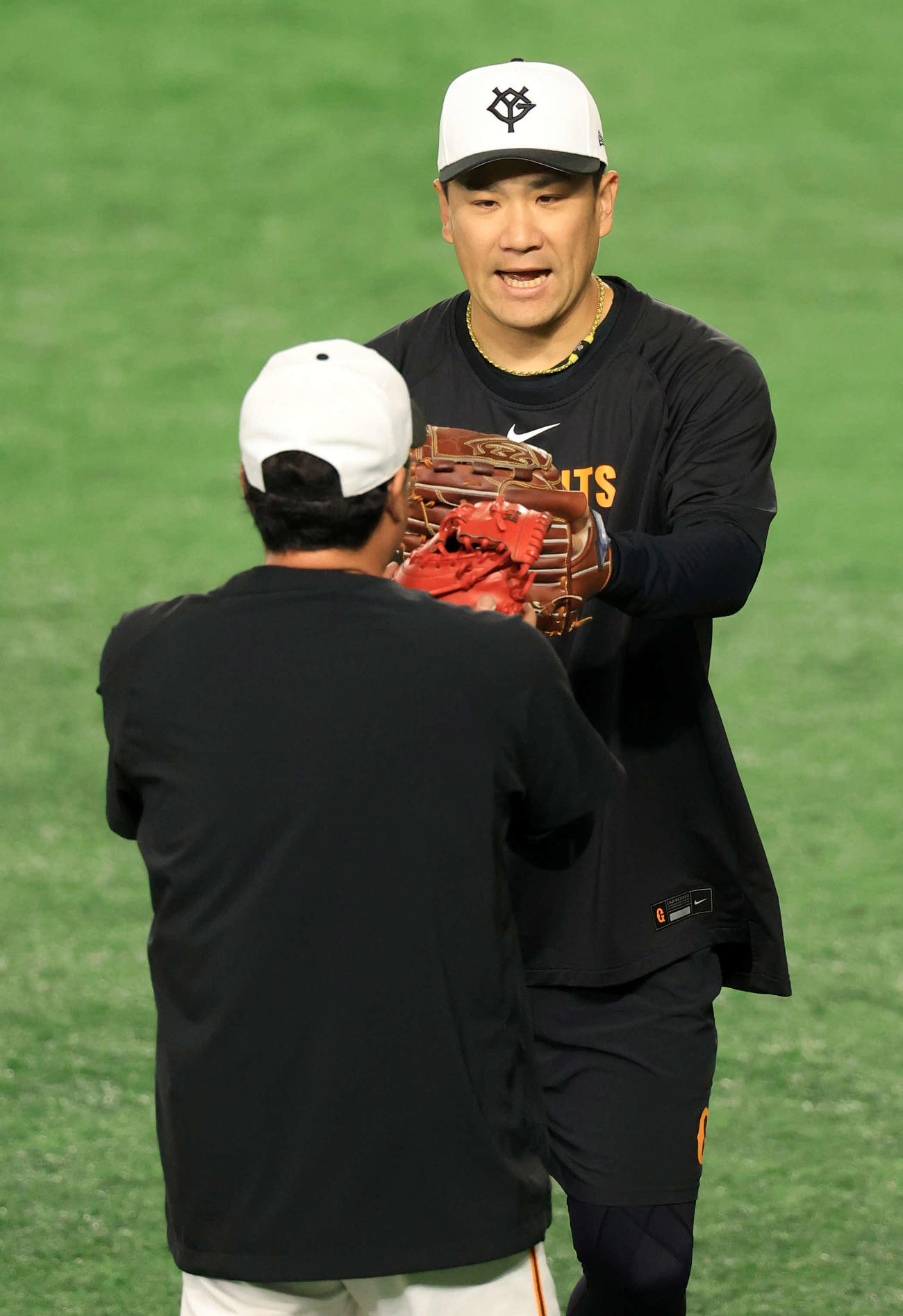 巨人対DeNA　キャッチボールを終えグラブタッチする巨人田中将（撮影・浅見桂子）