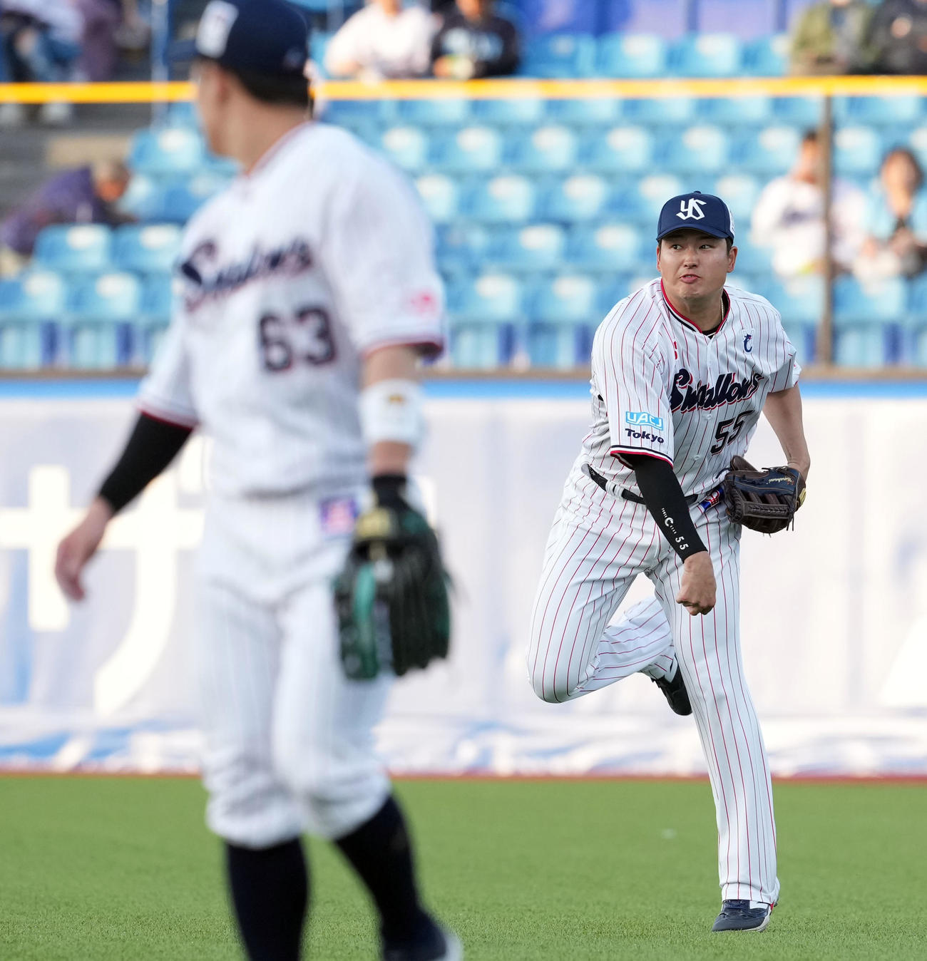 ヤクルト対阪神　試合前のシートノックで右翼の守備に就くヤクルト村上（撮影・たえ見朱実）