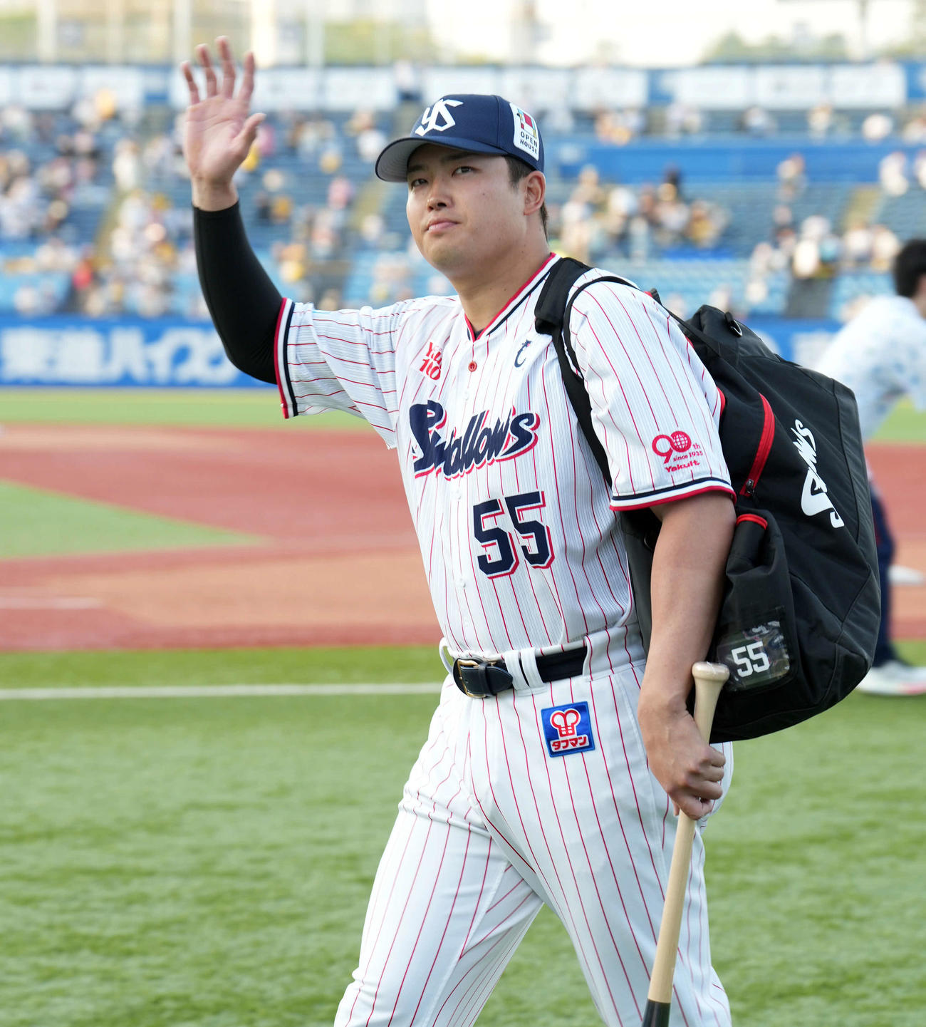 ヤクルト対阪神　ファンの声援に応えるヤクルト村上（撮影・たえ見朱実）