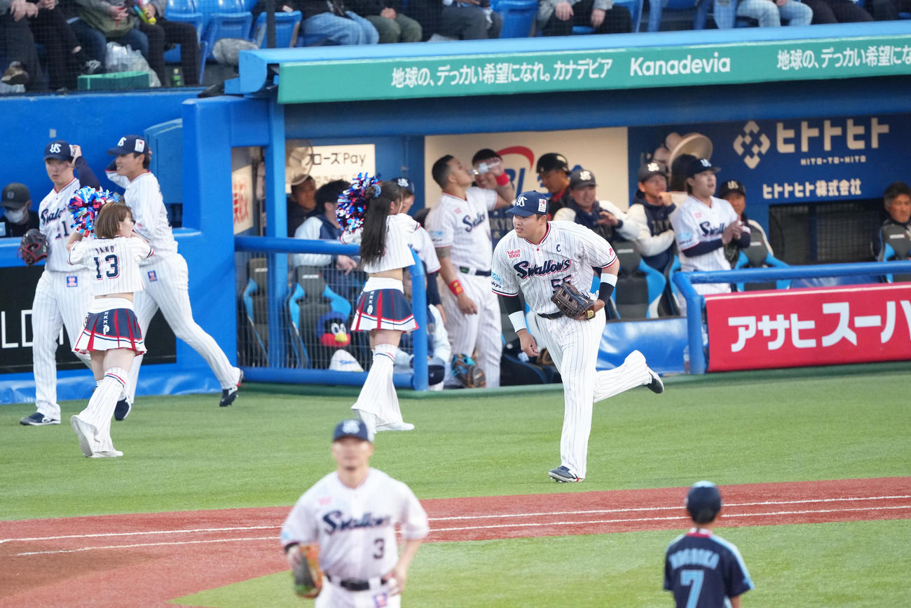 ヤクルト対阪神　1回、右翼の守備位置に向かうヤクルト村上（撮影・足立雅史）