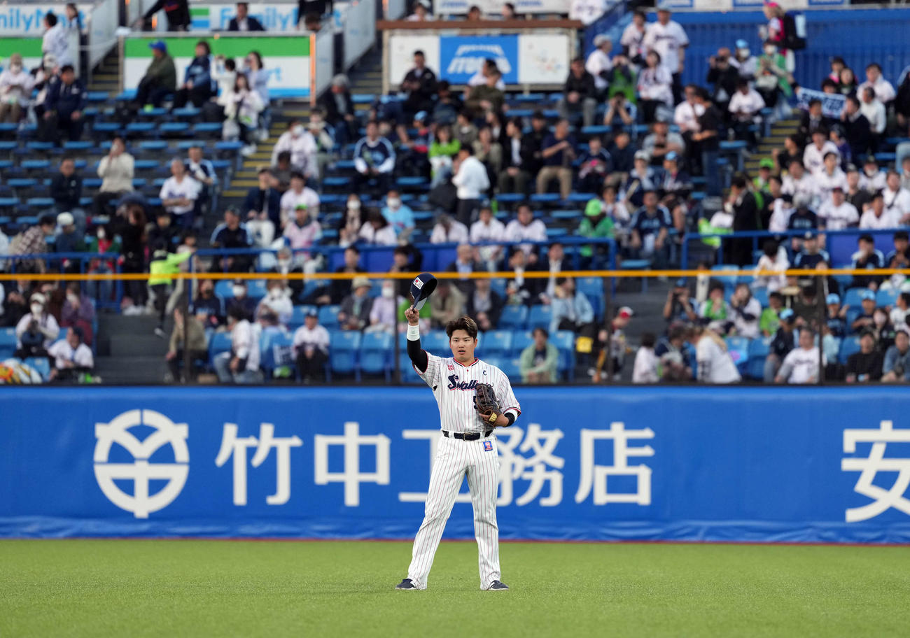 ヤクルト対阪神　1回表、右翼の守備に就くヤクルト村上（撮影・たえ見朱実）