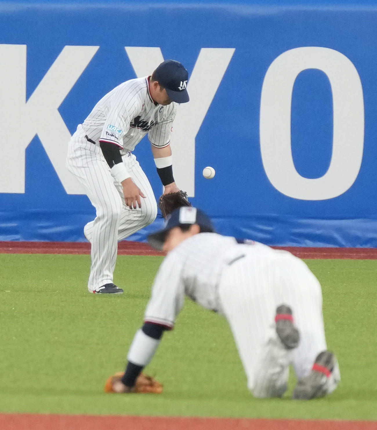 ヤクルト対阪神　1回表阪神2死一塁、ヤクルト村上は佐藤輝の右前打の処理をファンブルする（撮影・小沢裕）