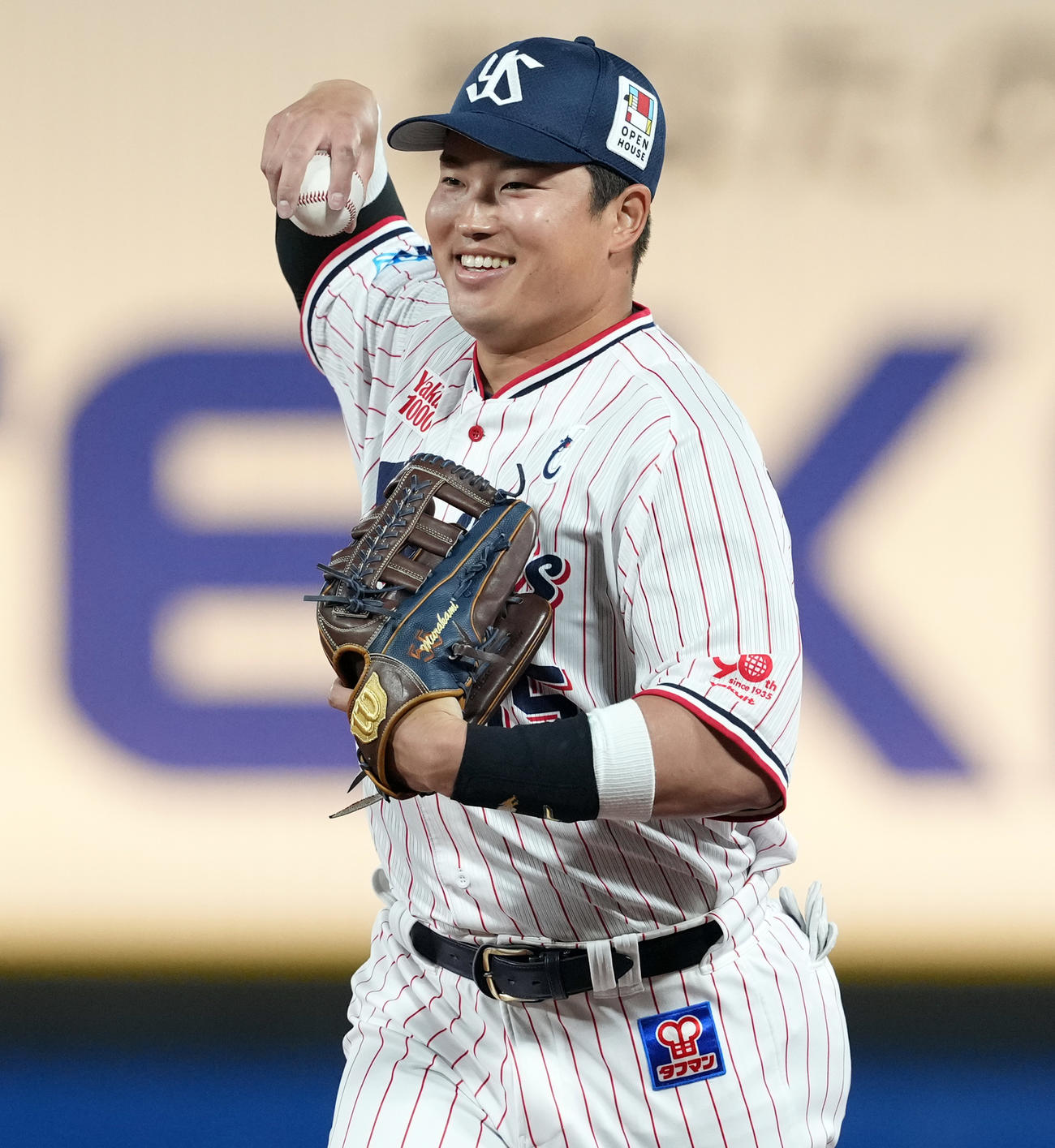 ヤクルト対阪神　4回表、守備を終え笑顔でベンチに戻るヤクルト右翼手村上（撮影・たえ見朱実）