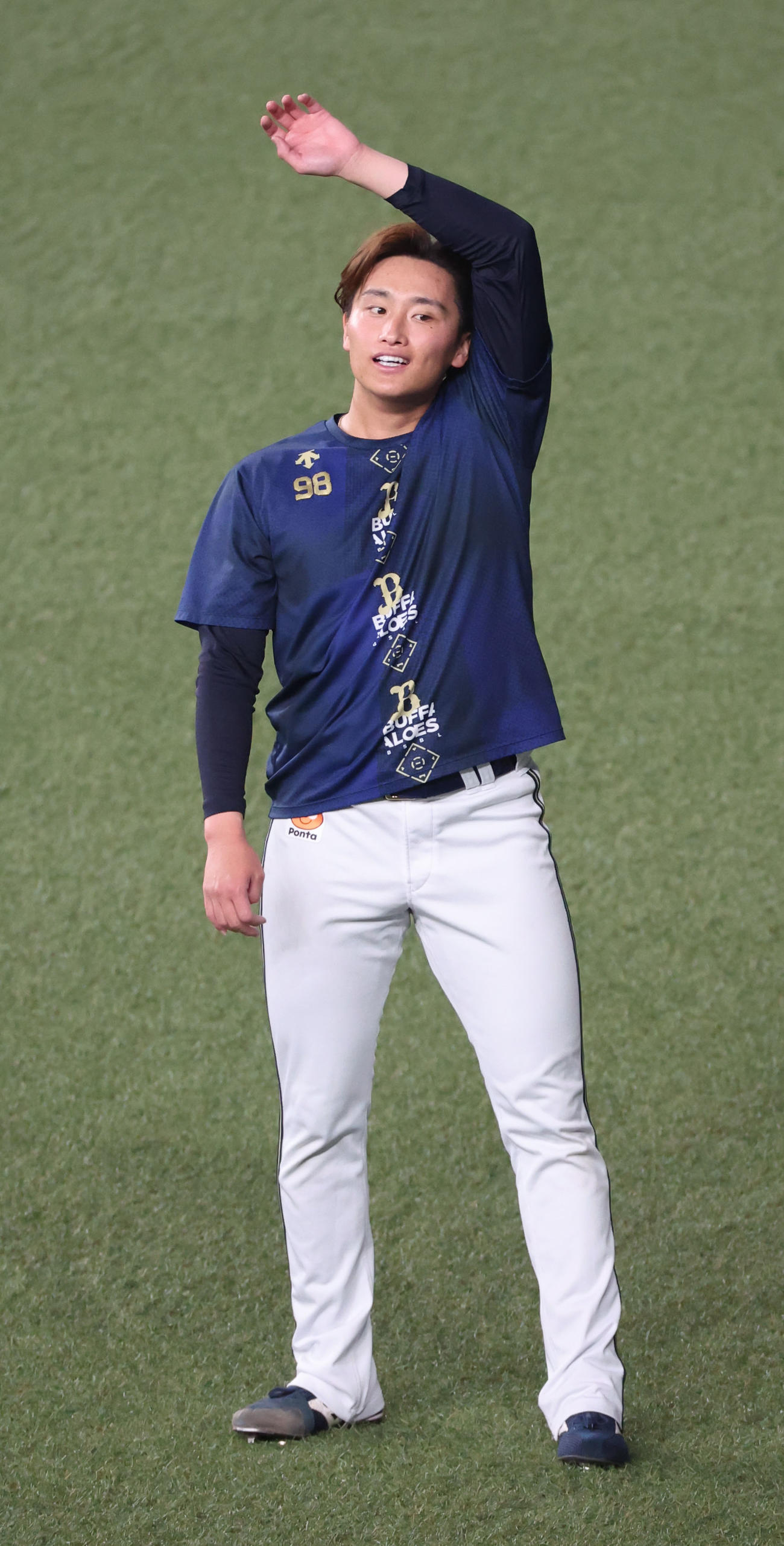 オリックス対西武　出場登録されたオリックス権田は汗を拭う（撮影・西尾就之）