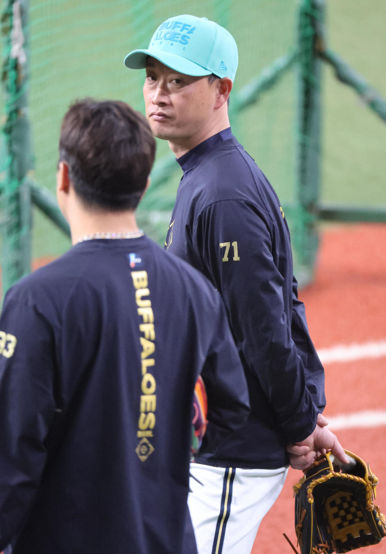 オリックス対西武　練習中、オリックス岸田監督は安達コーチと話す（撮影・西尾就之）