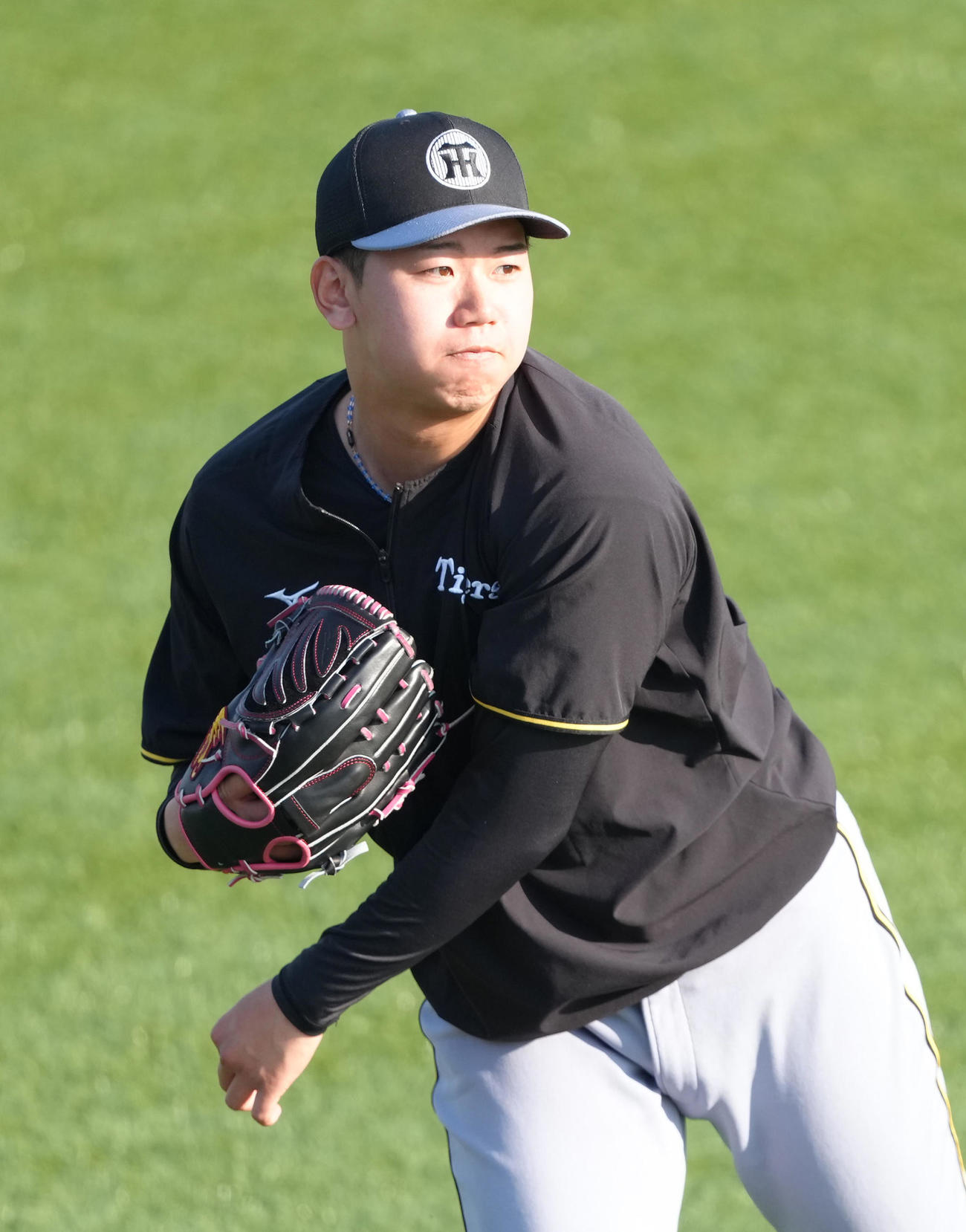 試合前、調整する阪神門別（撮影・足立雅史）
