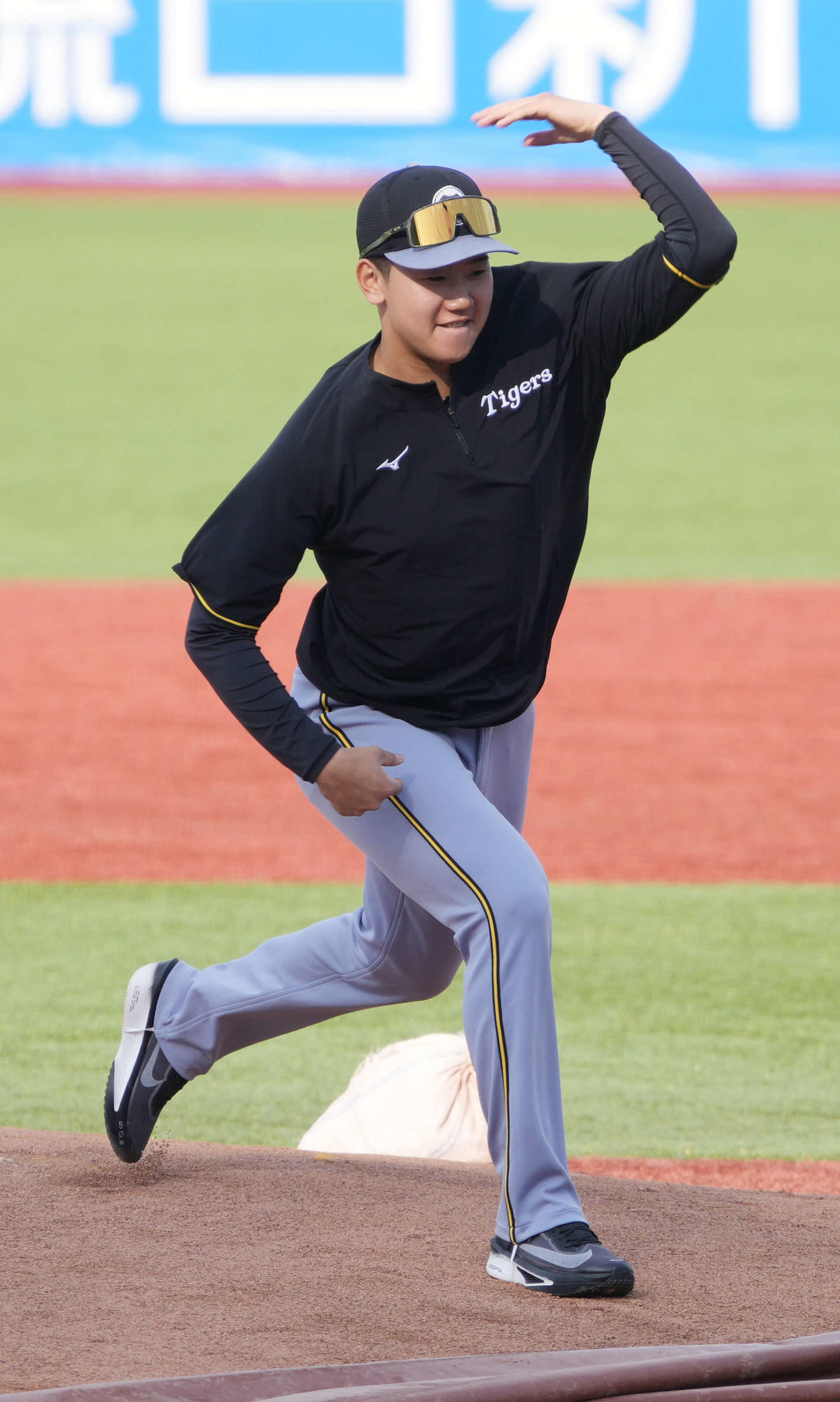 ヤクルト対阪神　試合前の練習でマウンドの感触を確かめる阪神門別（撮影・小沢裕）