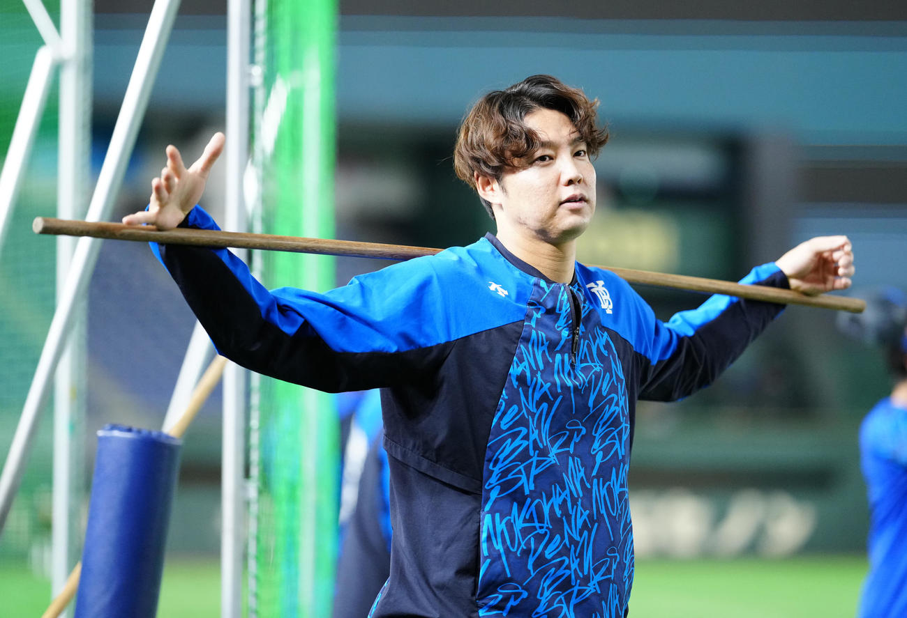 巨人対DeNA　試合前、1軍に合流したDeNA森原（撮影・江口和貴）