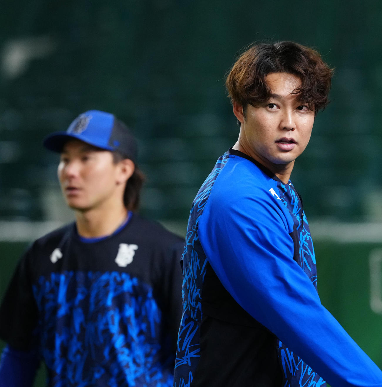 巨人対DeNA　試合前、1軍に合流したDeNA森原（右）（撮影・江口和貴）