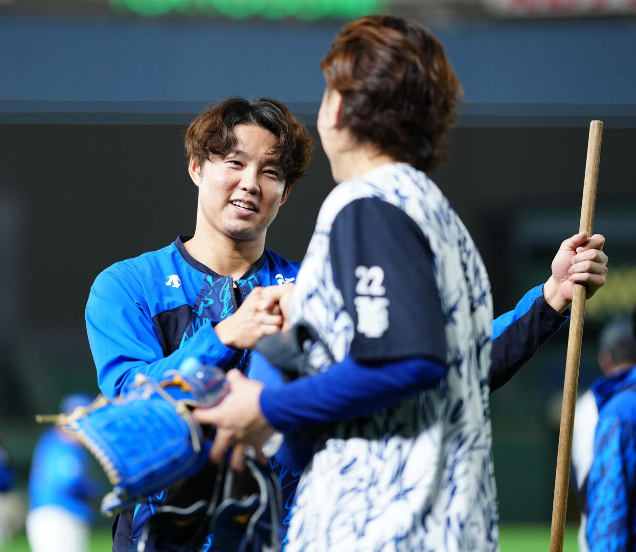 巨人対DeNA　試合前、1軍に合流しDeNA入江（右）とタッチを交わす森原（撮影・江口和貴）