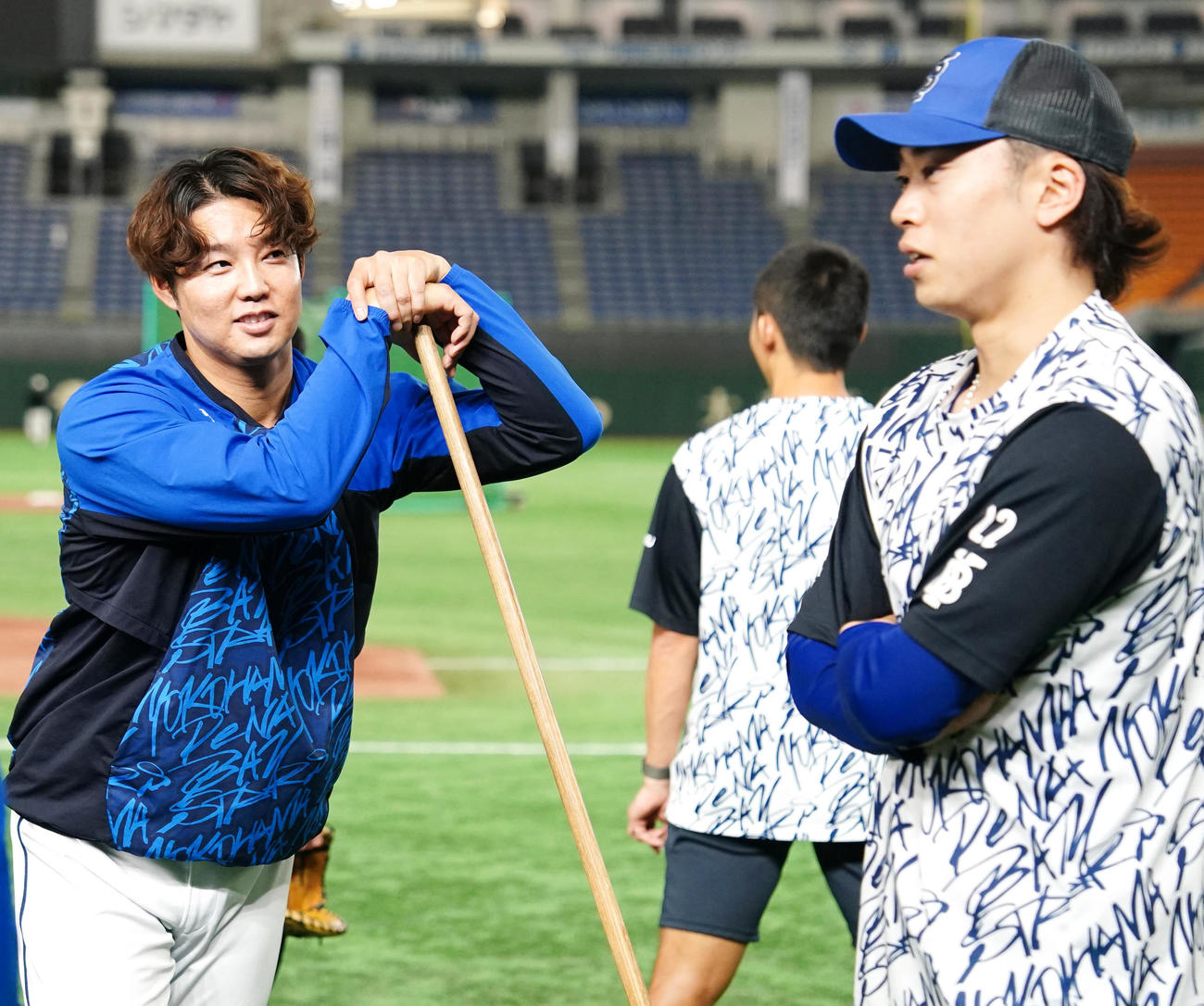 巨人対DeNA　試合前、1軍に合流したDeNA森原（左）。右は入江（撮影・江口和貴）