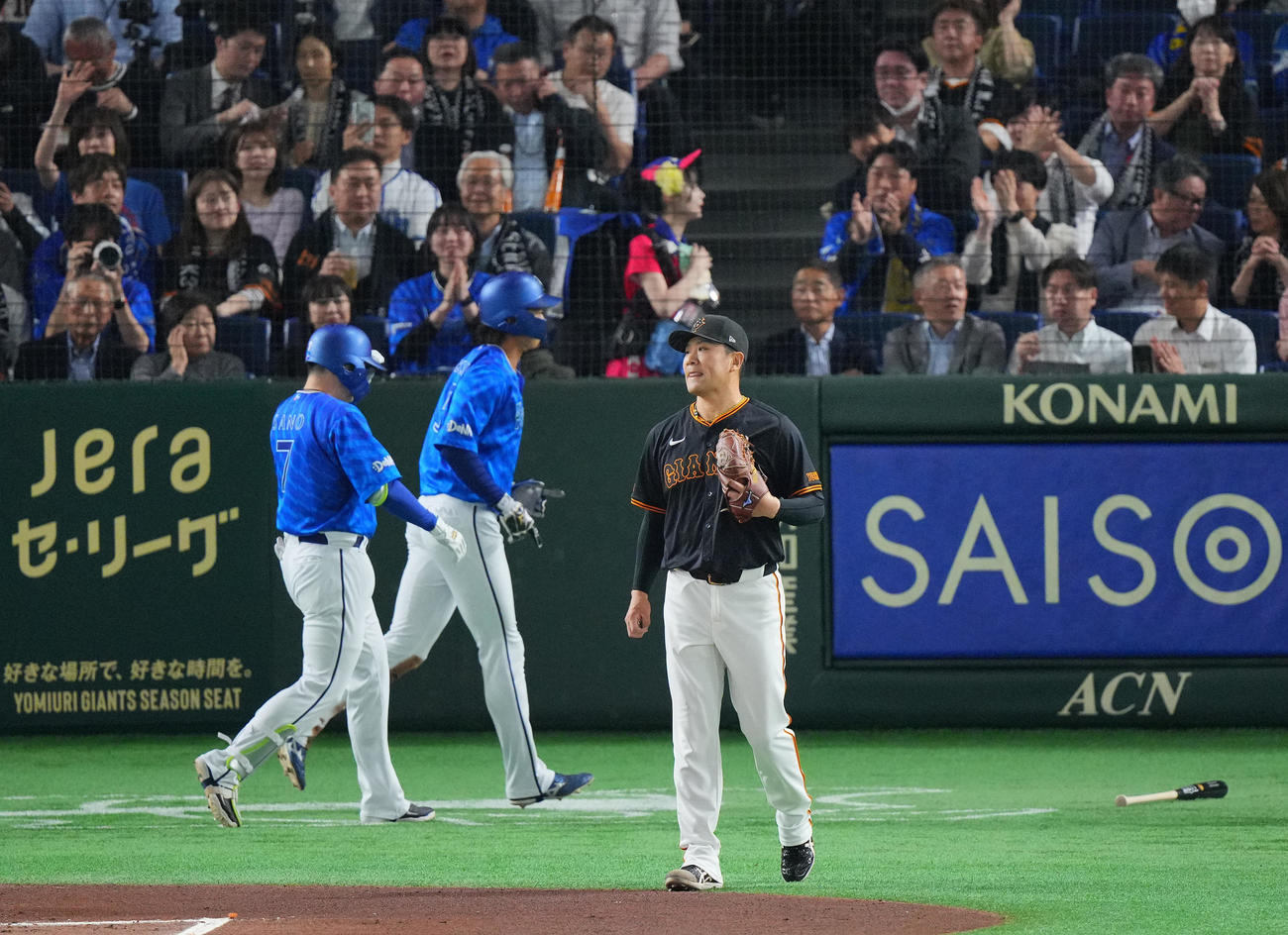 巨人対DeNA 1回表DeNA1死二、三塁、牧に右翼に先制の適時打を許し渋い表情の田中将（撮影・垰建太）