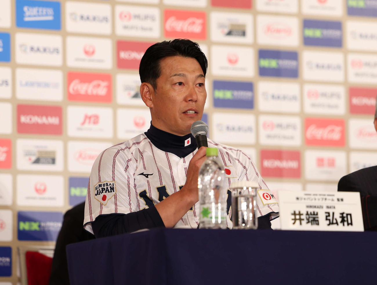 記者会見であいさつをする侍ジャパン井端監督（撮影・増田悦実）