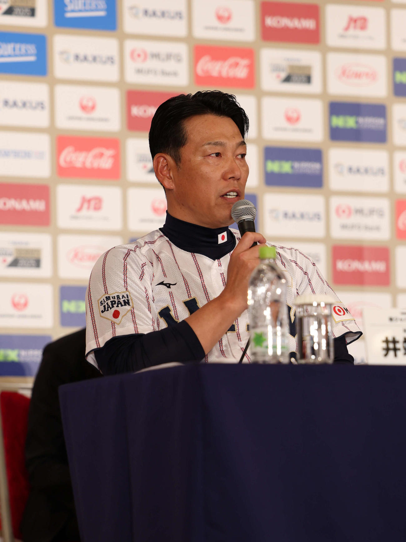 記者会見で話をする侍ジャパン井端監督（撮影・増田悦実）
