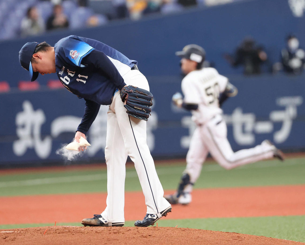 オリックス対西武　1回裏オリックス無死、先発の上田は山中（右）に本塁打を打たれる（撮影・西尾就之）