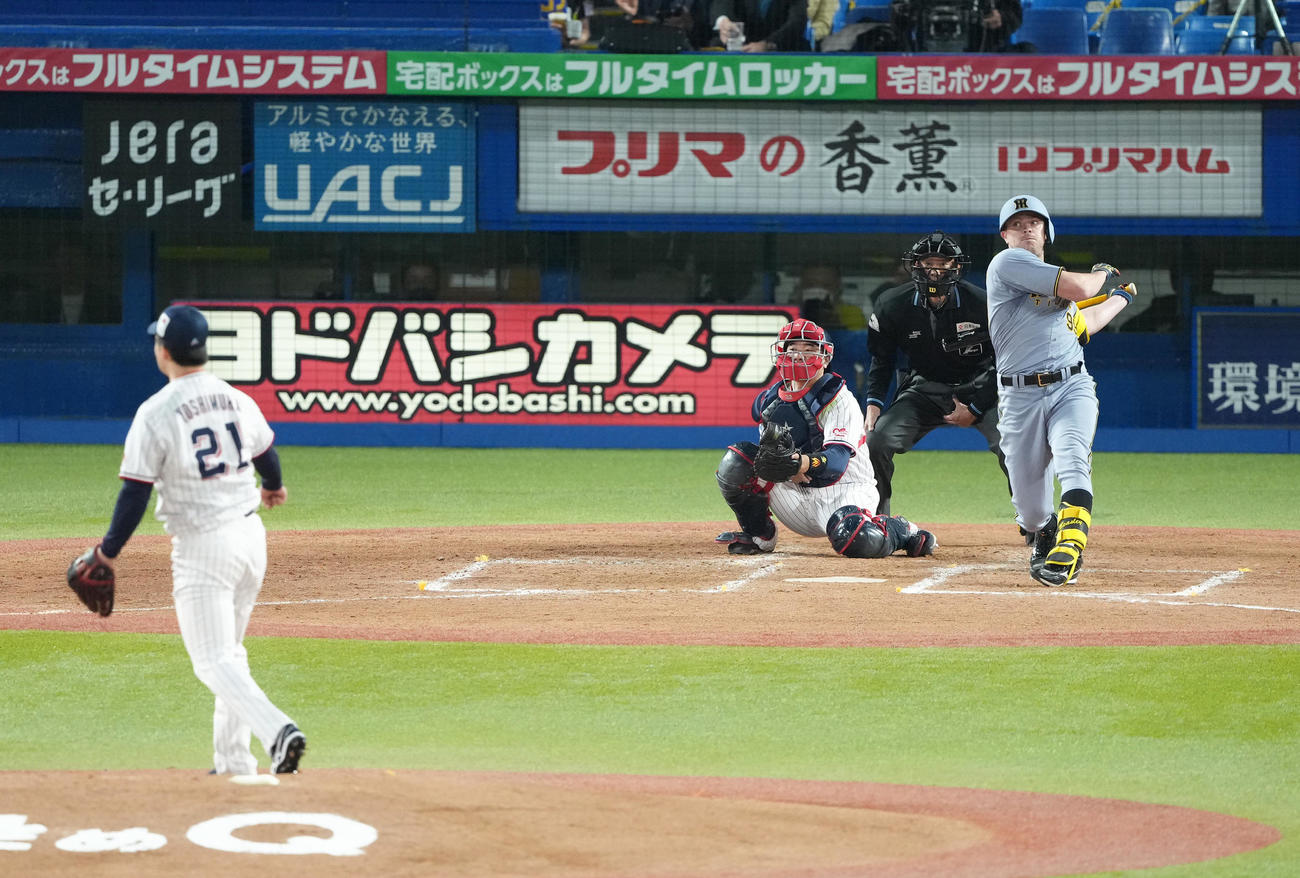 ヤクルト対阪神　2回表阪神2死二塁、ビーズリーは右前打を放つ。投手吉村（撮影・足立雅史）