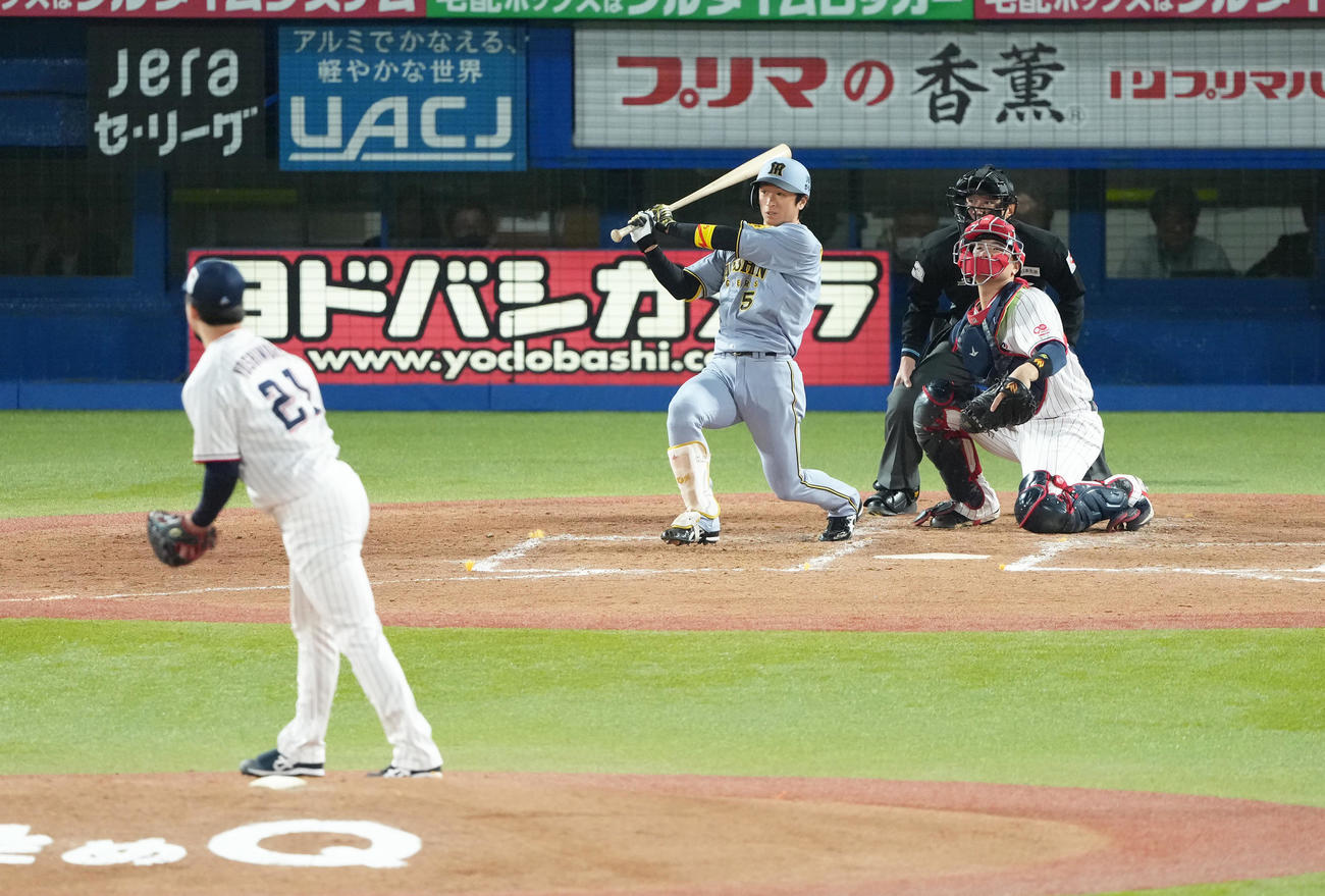 ヤクルト対阪神　2回表阪神2死一、三塁、近本は右前適時打を放つ。投手吉村（撮影・足立雅史）