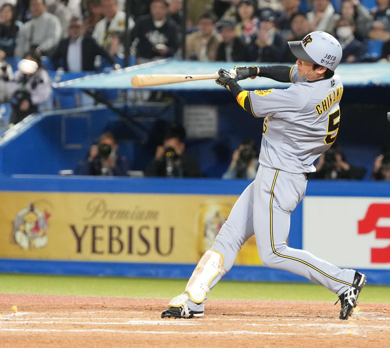 ヤクルト対阪神　2回表阪神2死一、三塁、近本は同点の右前適時打を放つ（撮影・小沢裕）