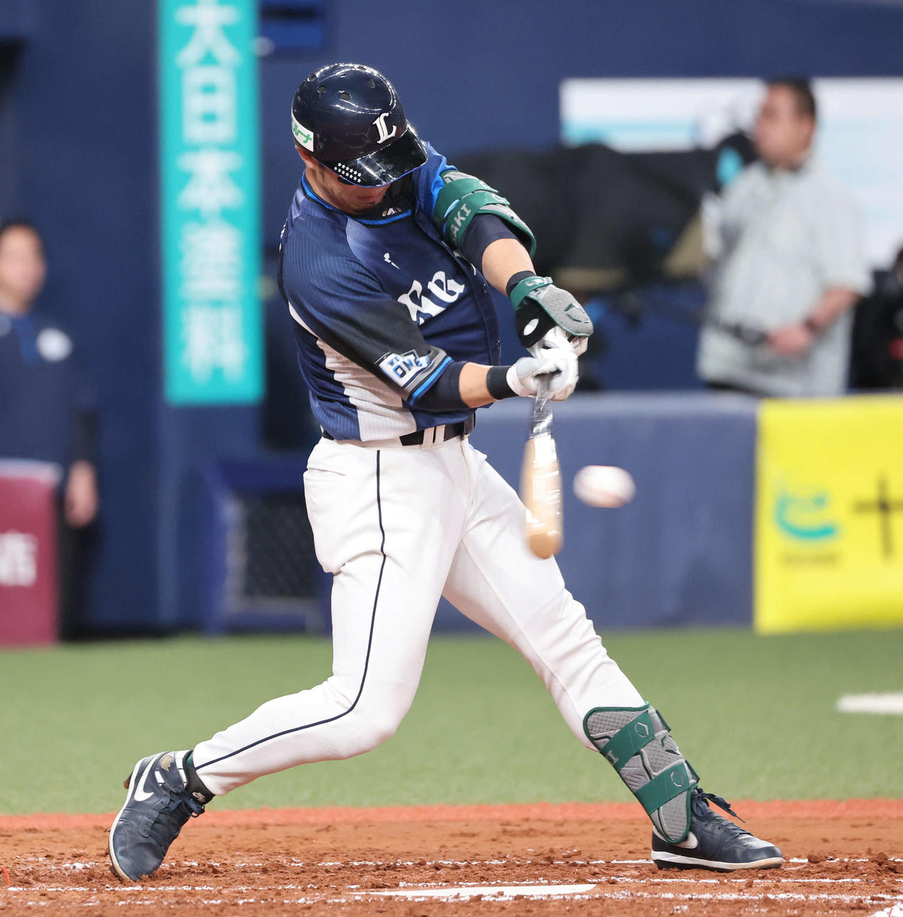 オリックス対西武　3回表西武2死満塁、外崎は中前適時打を放つ（撮影・西尾就之）