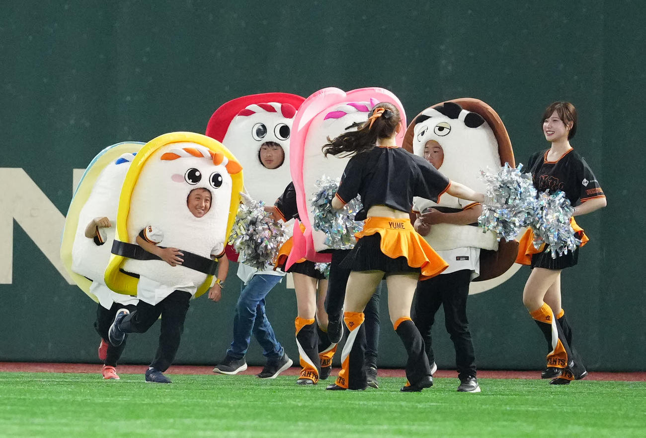 巨人対DeNA 3回裏終了後、イニング間イベント「すしレース」に臨む子どもたち（撮影・江口和貴）