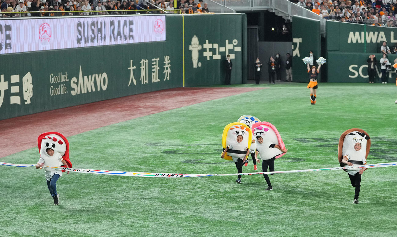 巨人対DeNA　熱戦のすしレース（撮影・垰建太）
