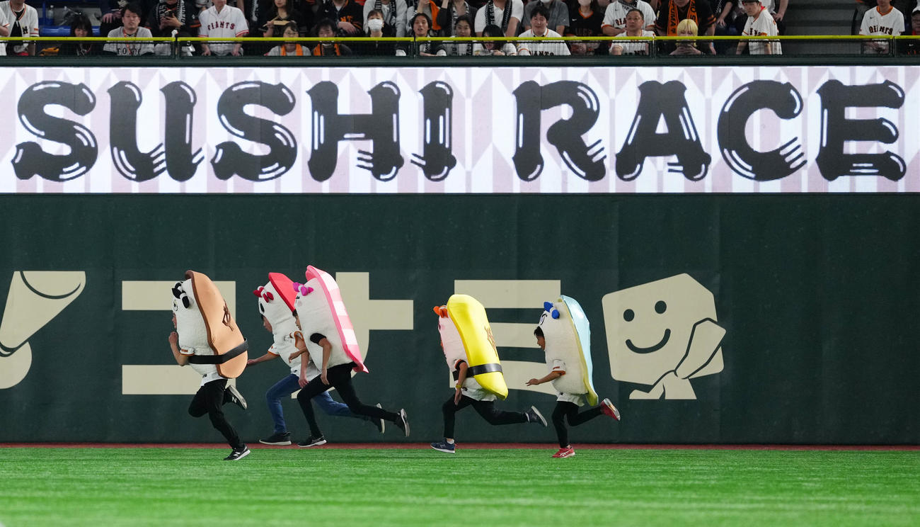 巨人対DeNA 3回裏終了後、イニング間イベント「すしレース」で1着となったマグロ（左から2人目）（撮影・江口和貴）