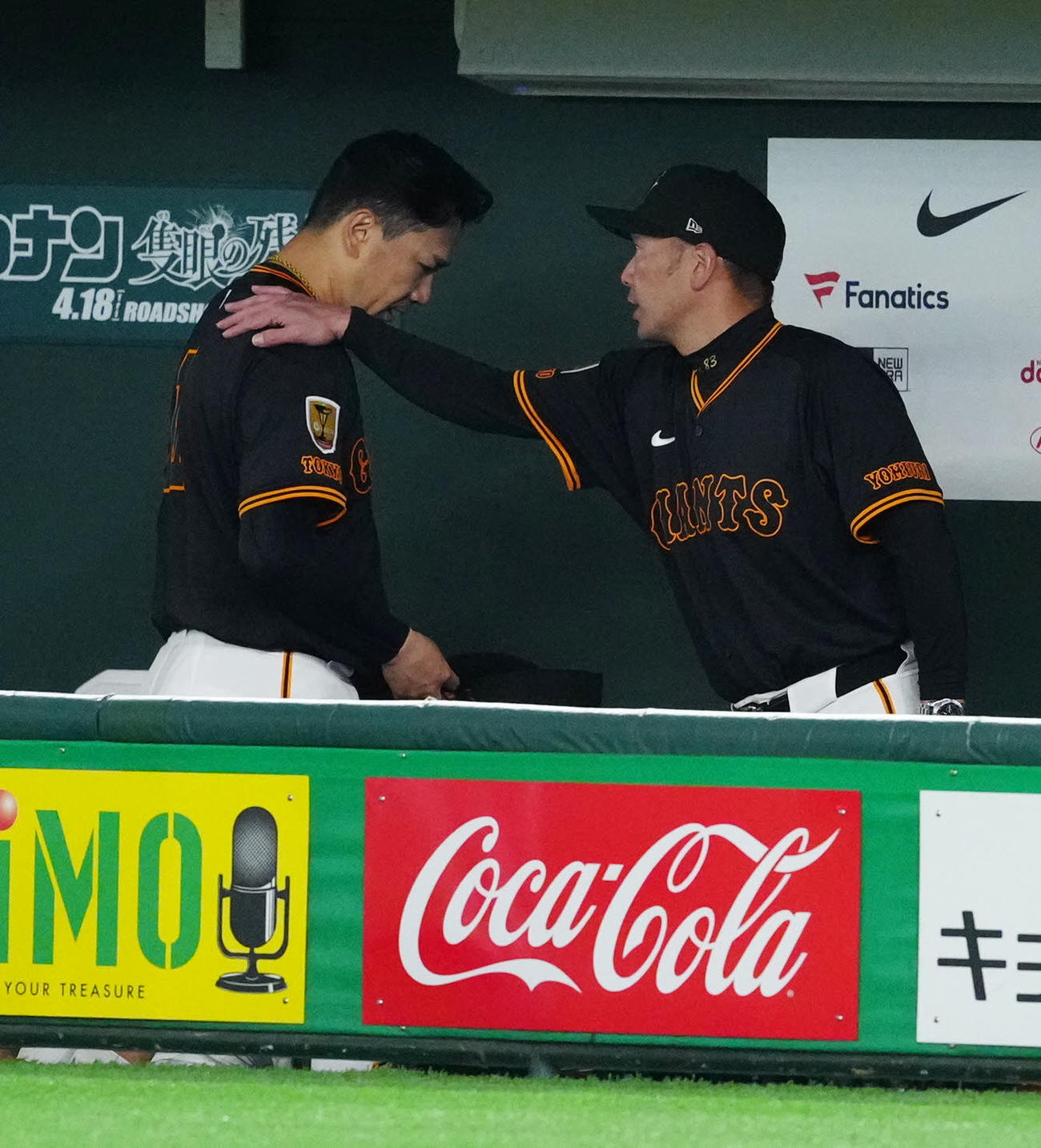 巨人対DeNA 2回表終了後、ベンチで巨人阿部監督（右）から肩に手を添えられる先発の田中将（撮影・江口和貴）