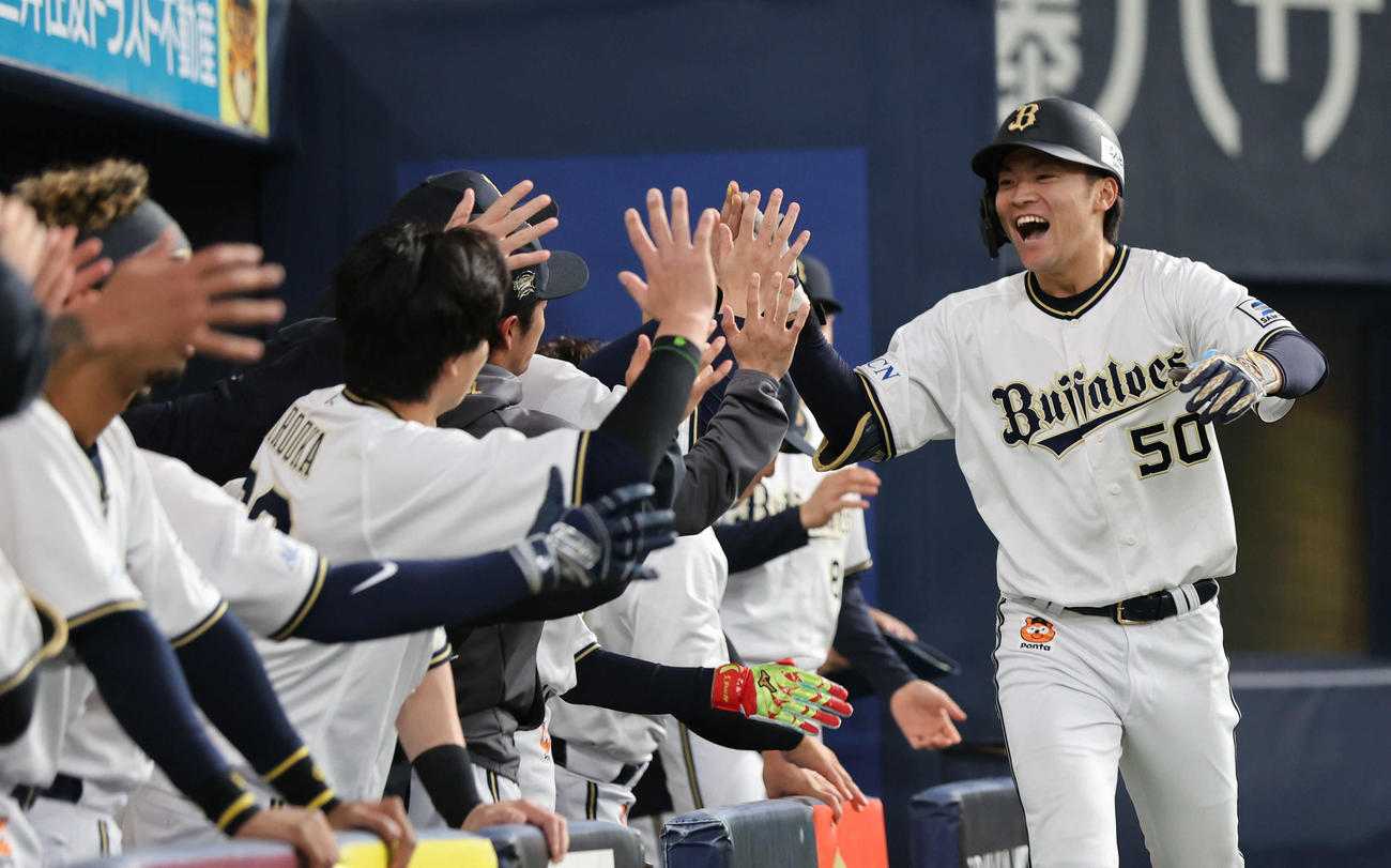 オリックス対西武　1回裏オリックス無死、山中は先頭打者本塁打を放ちナインの祝福に笑顔で応える（撮影・西尾就之）