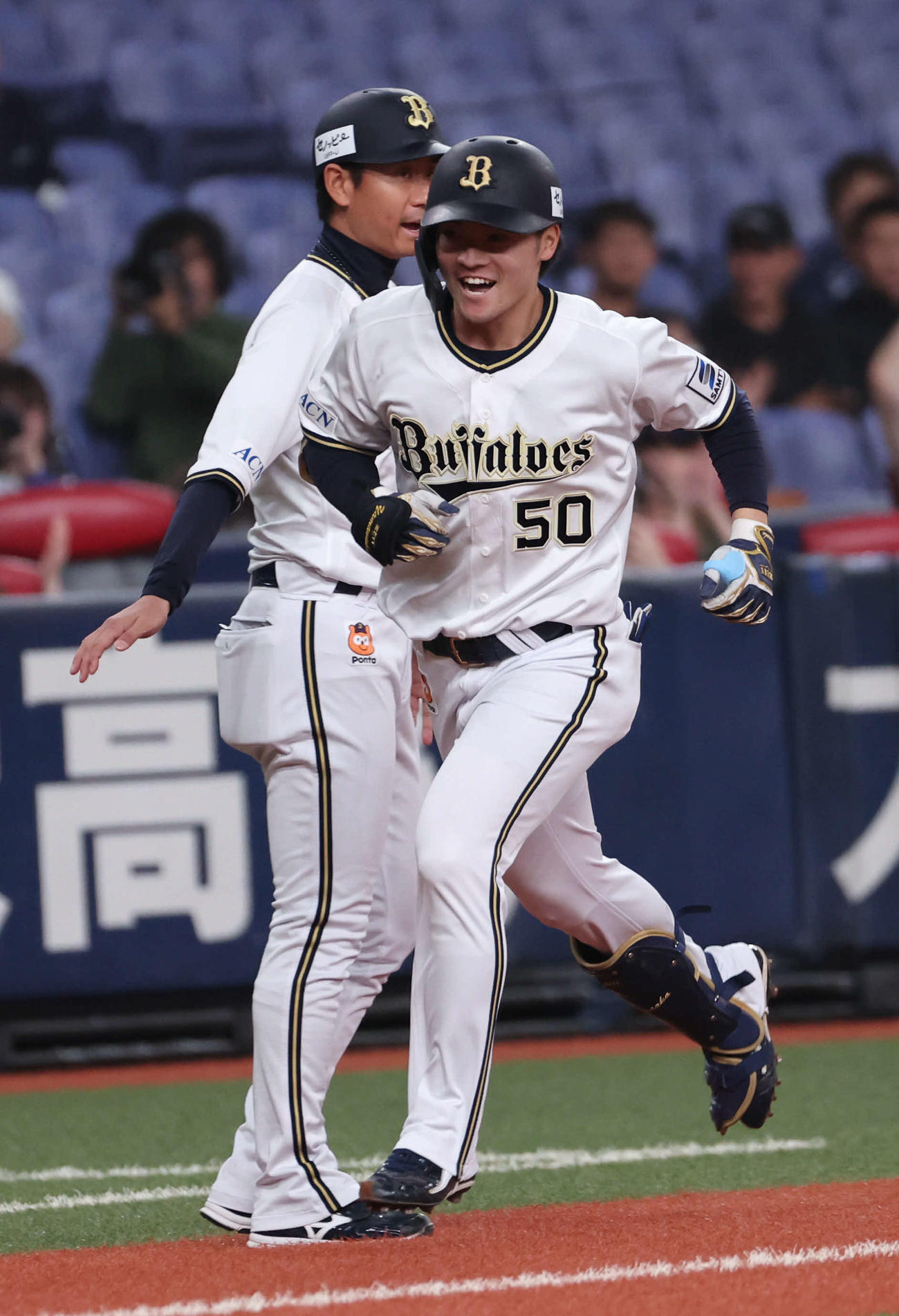 オリックス対西武　1回裏オリックス無死、山中は先頭打者本塁打を放ち笑顔で本塁へ向かう（撮影・西尾就之）