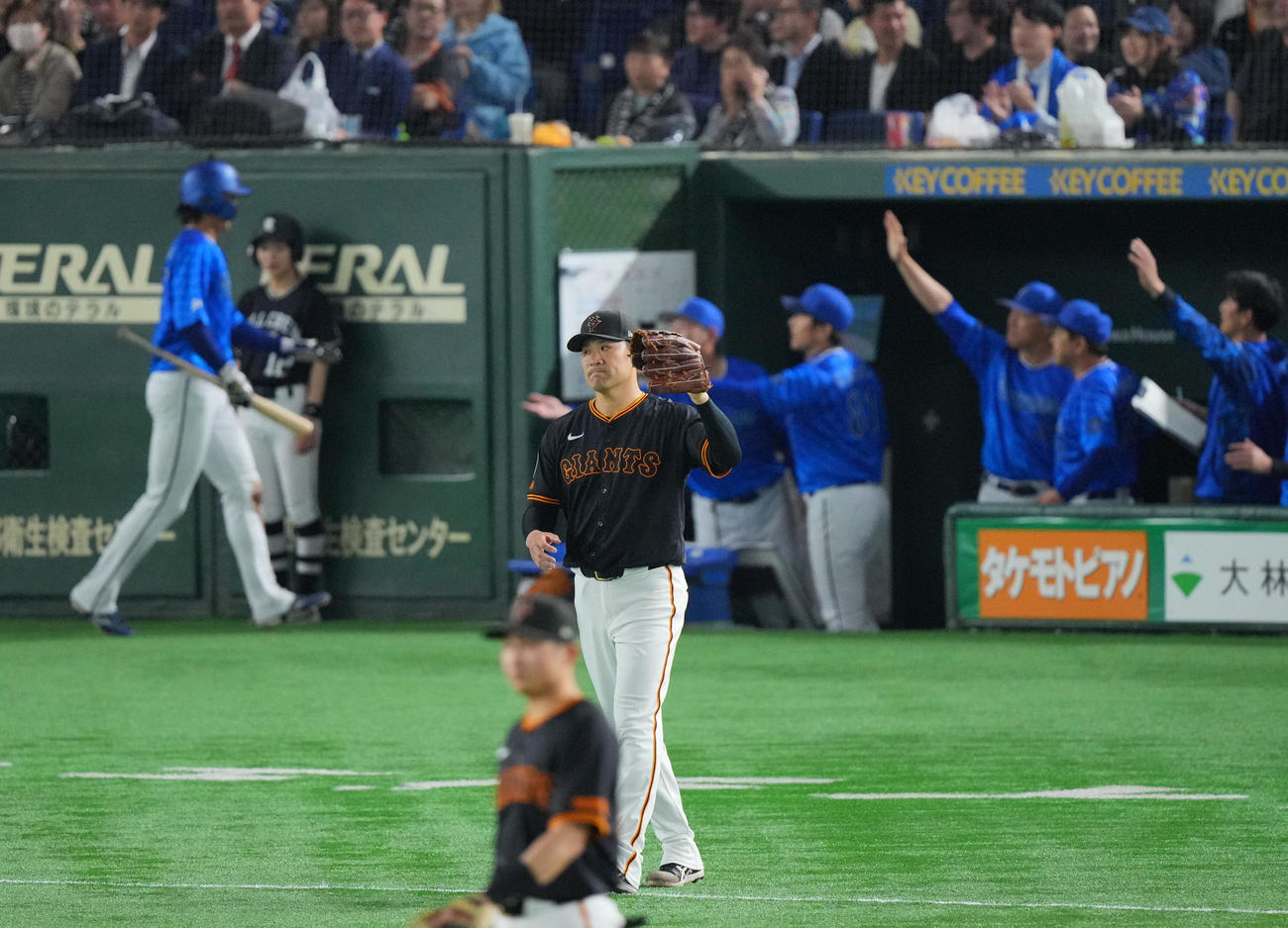 巨人対DeNA 2回表DeNA2死一、三塁、度会に適時打を許し厳しい表情の田中将（撮影・垰建太）