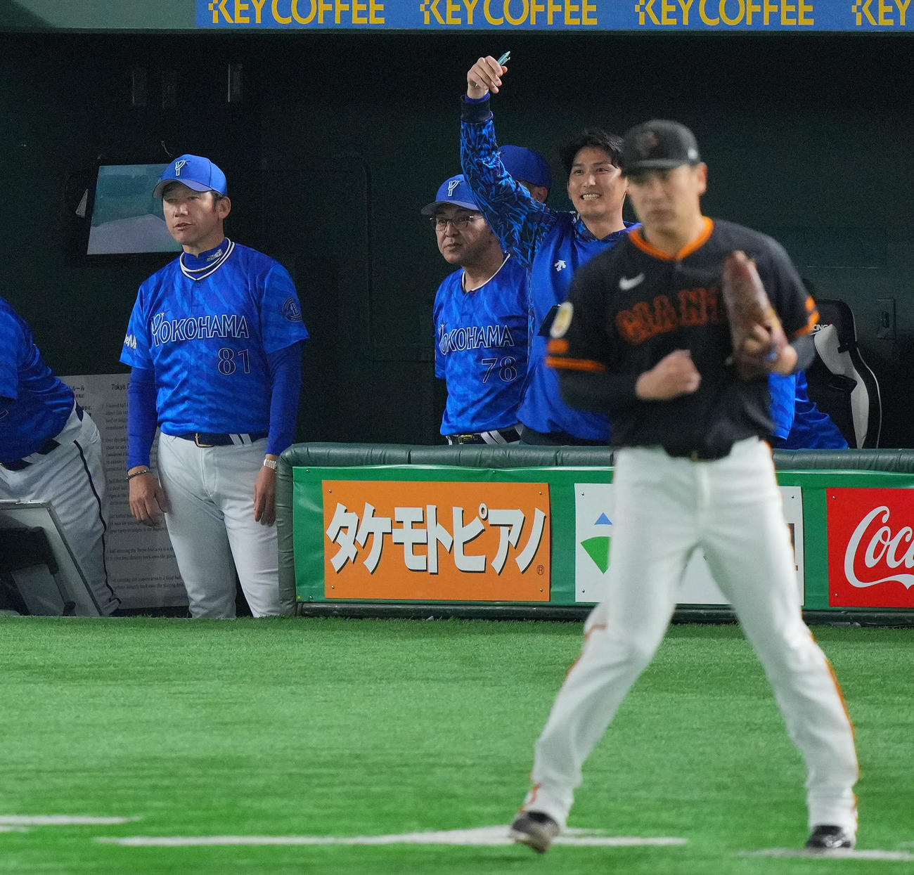 巨人対DeNA 2回表DeNA2死一、三塁、田中将から6点目を奪い盛り上がる三浦監督（左）らDeNAベンチ（撮影・垰建太）