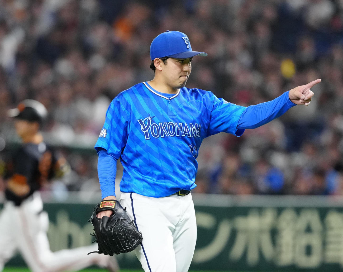 巨人対DeNA 6回裏巨人無死、泉口（後方）を左飛に仕留めた東（撮影・江口和貴）