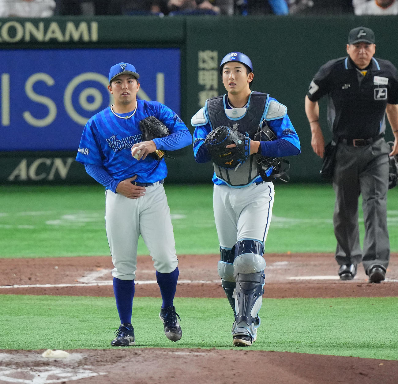 巨人対DeNA 8回裏巨人2死満塁、マウンドで話す東（左）と山本（撮影・垰建太）