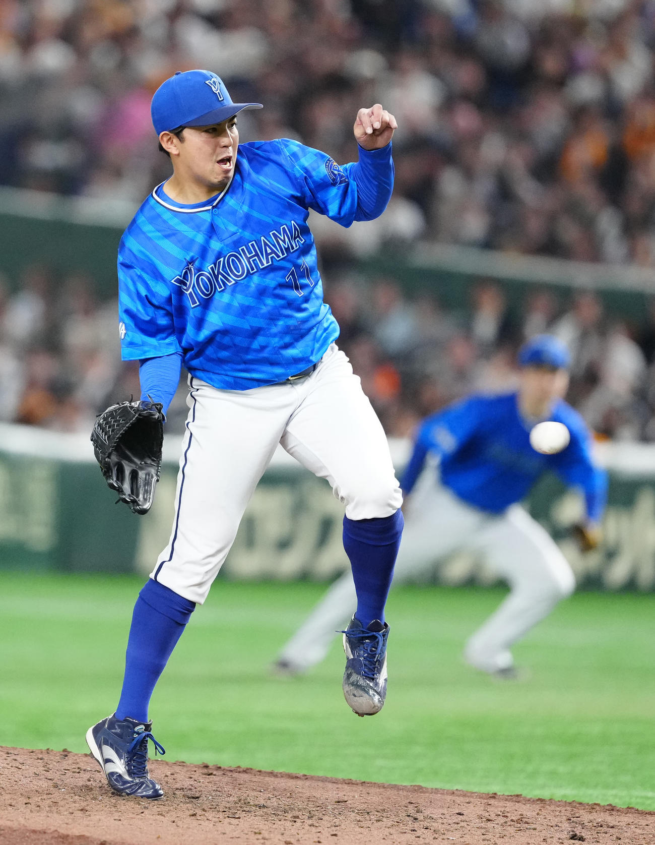巨人対DeNA 6回裏巨人1死、岸田を投ゴロに仕留める東（撮影・江口和貴）